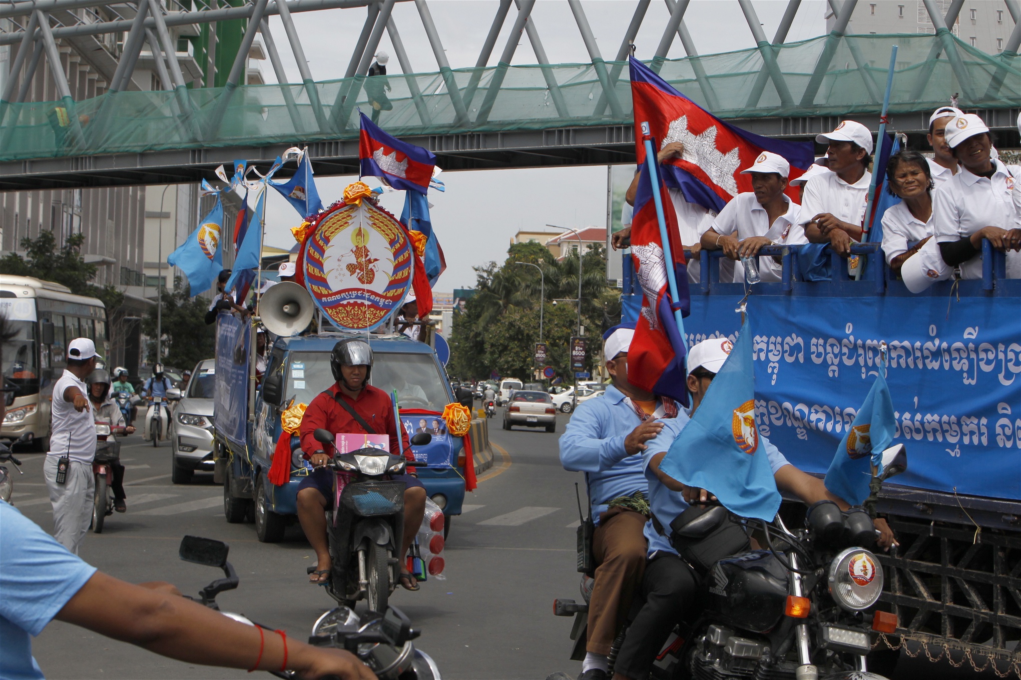 Anhängare till premiärminister Hun Sens parti paraderar på en gata i Phnom Penh inför valet.