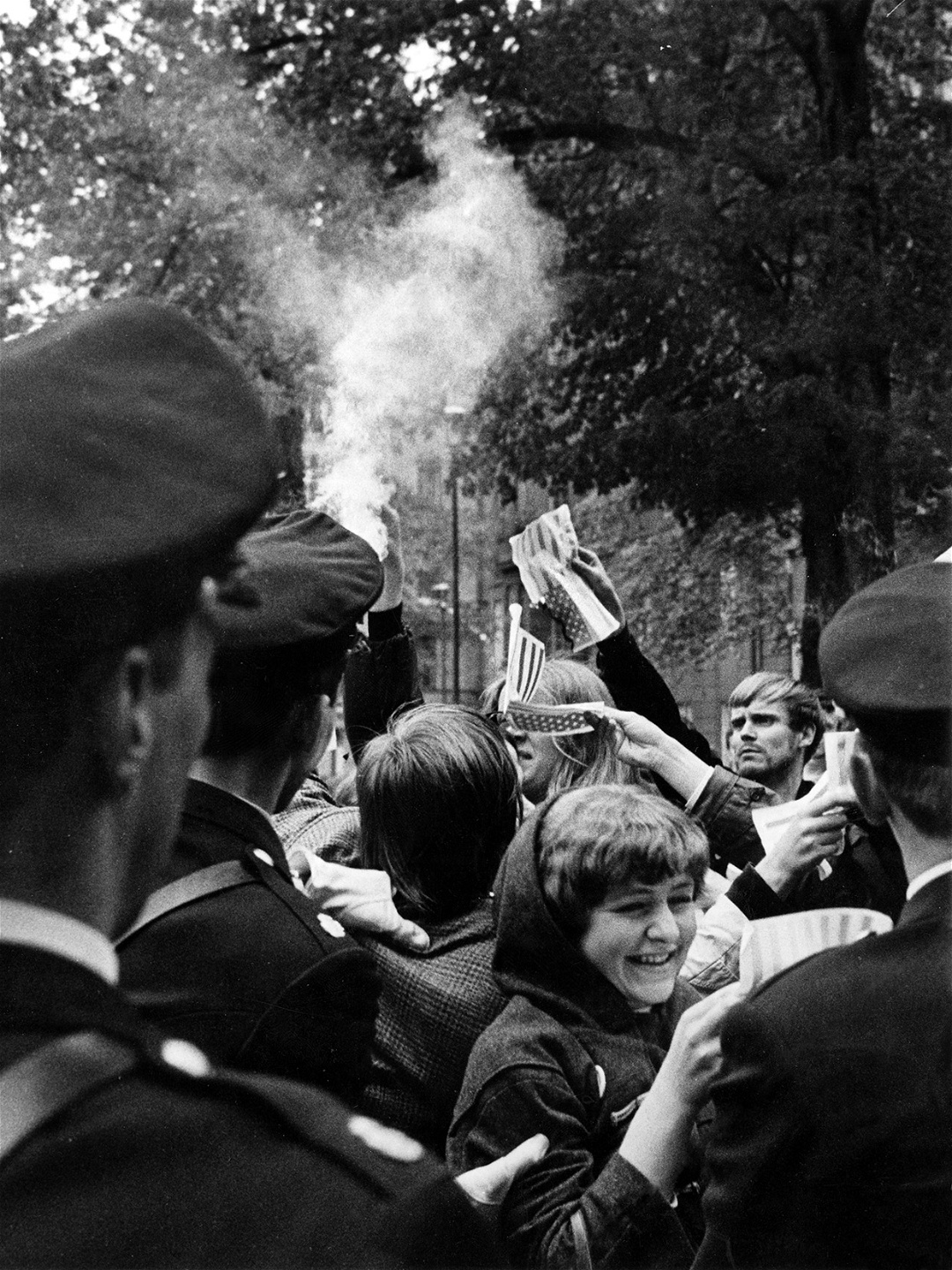 Ungdomar bränner USA:s flagga utanför den ame­rikanska ambassaden Stockholm den 28 maj 1966, i protest mot USA:s krig i Vietnam. Vietnamrörelsen blev en katalysator för mycket av det radikala 1968.