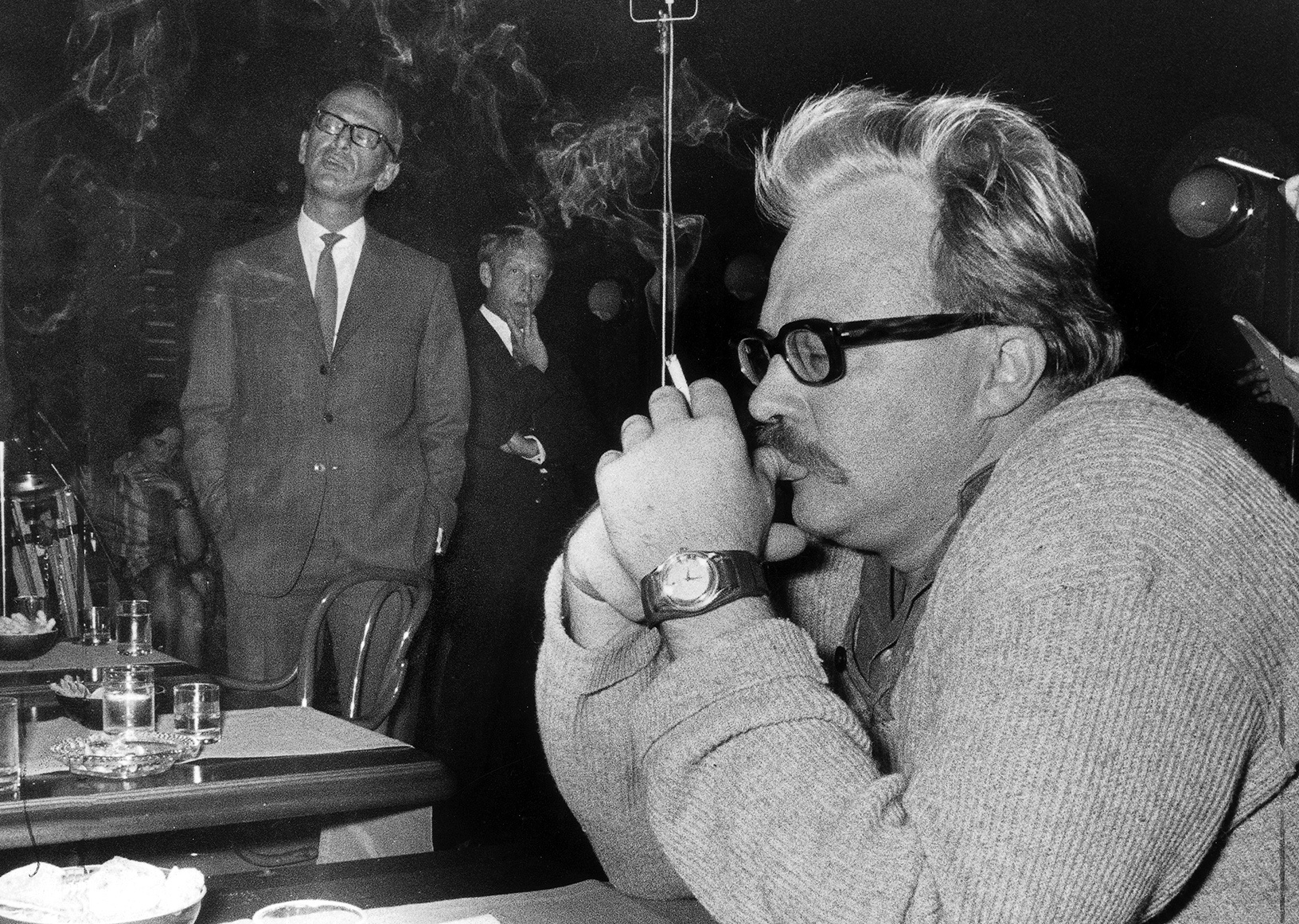 Författaren Jan Myrdal (i förgrunden) lyssnar till Svenska film­institutets chef Harry Schein, bland annat initiativtagare till den svenska filmreformen, under en presskonferens 1969.  Myrdal blev en av den svenska 68-rörelsens ikoner utanför universiteten.
