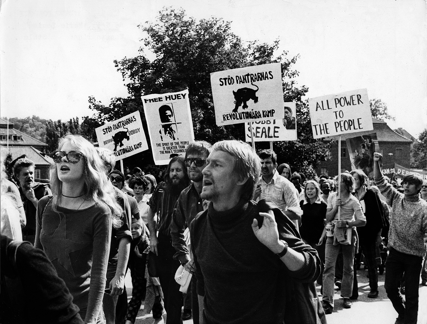 En vänstervåg svepte över Sverige, även utanför de akademiska miljöerna. Här bland andra konstnären Marie-Louise De Geer och skådespelaren Gösta Ekman i en demon­stration i Stockholm 1970 till stöd för fängslade Svarta panteraktivister i USA.