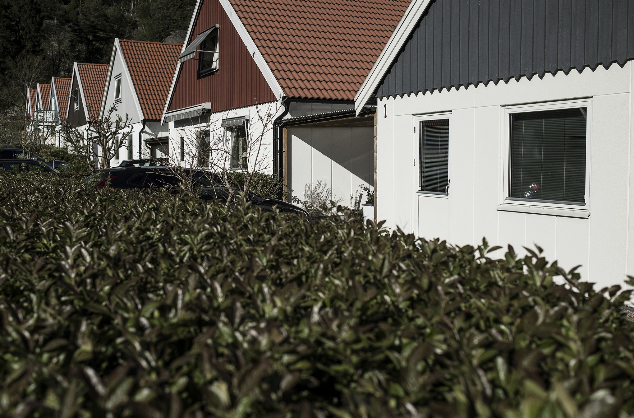 När bostadsbubblan sprack och ekonomin kraschade på 1990-talet
hamnade många i ekonomiskt trångmål, då deras lån var knutna i fastigheter och bostäder som rasade i pris, vilket gjorde det omöjligt att betala tillbaka lånen.