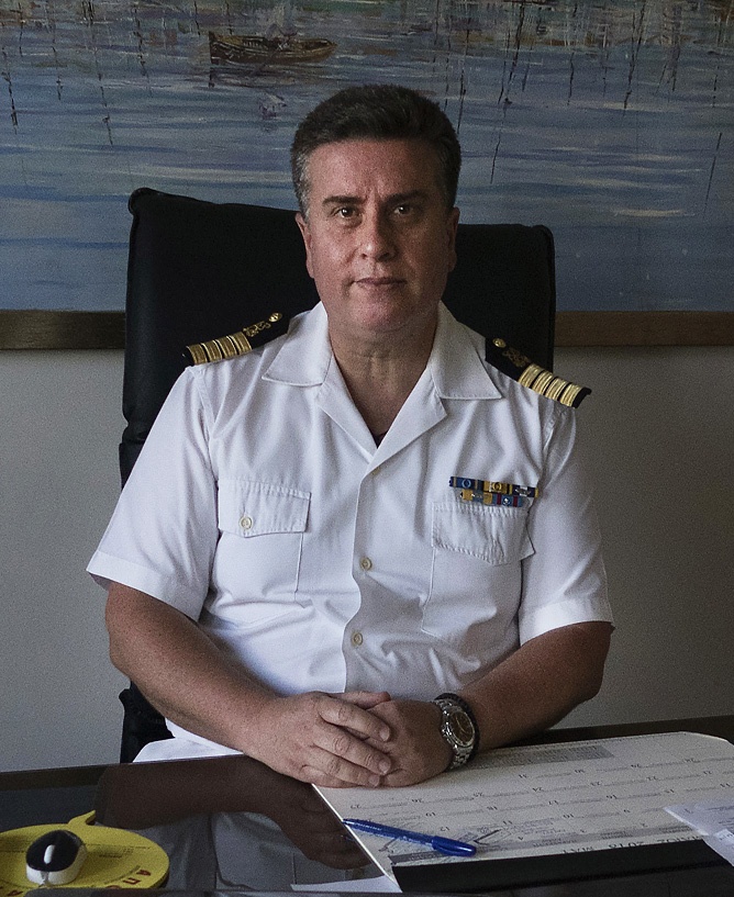 Ny på jobbet. Drossos Reiziz är kapten i den grekiska kustbevakningen och tillträdde som hamnmästare i mars i år.