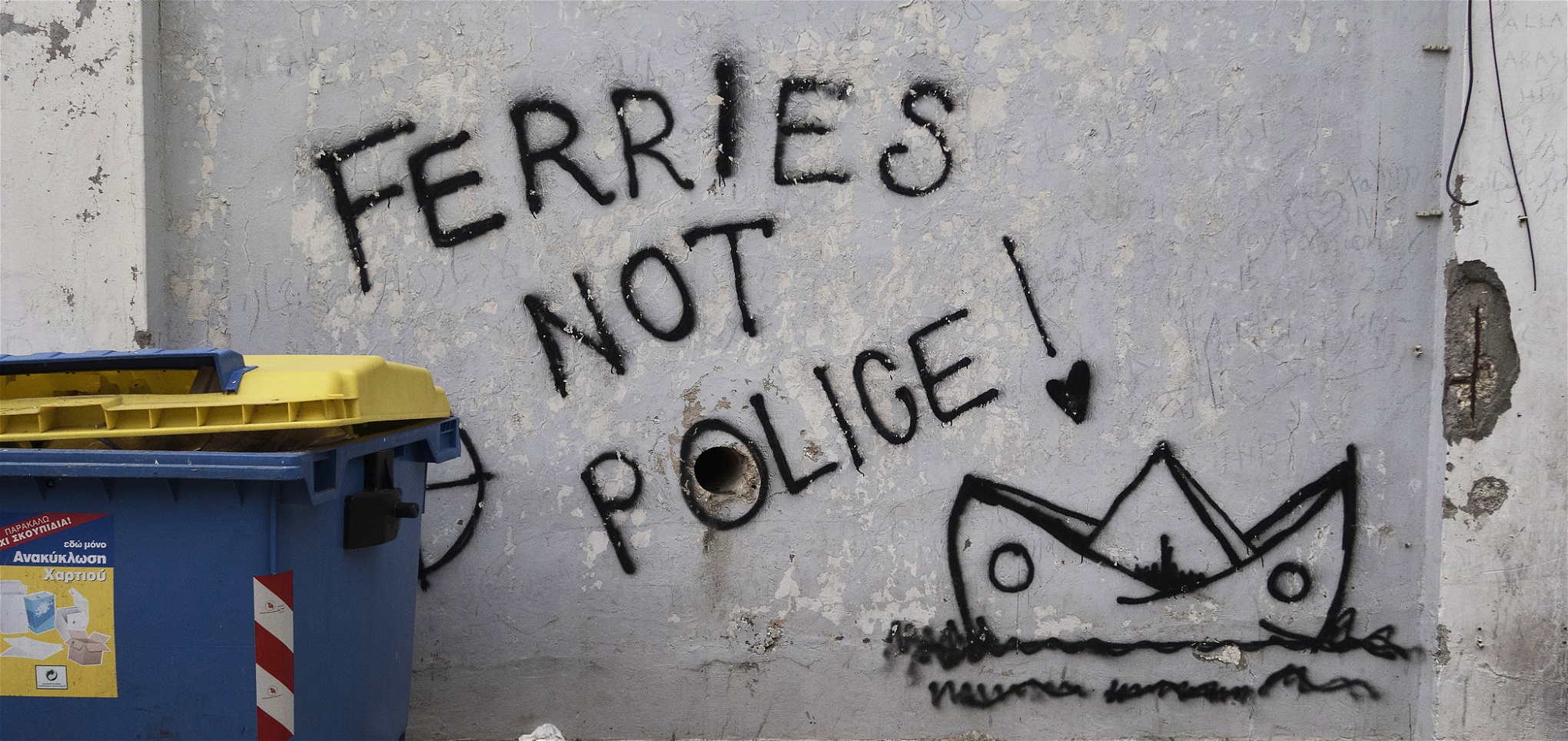 Graffiti i Patras. Många har vittnat om våldsamheter från polisens sida mot migranterna.