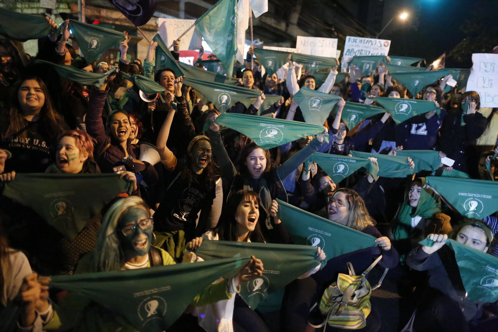 Demonstration inför omröstningen i Asuncion, Paraguay. Förespråkare för aborträtten ger sitt stöd för legalisering av abort i Argentina.