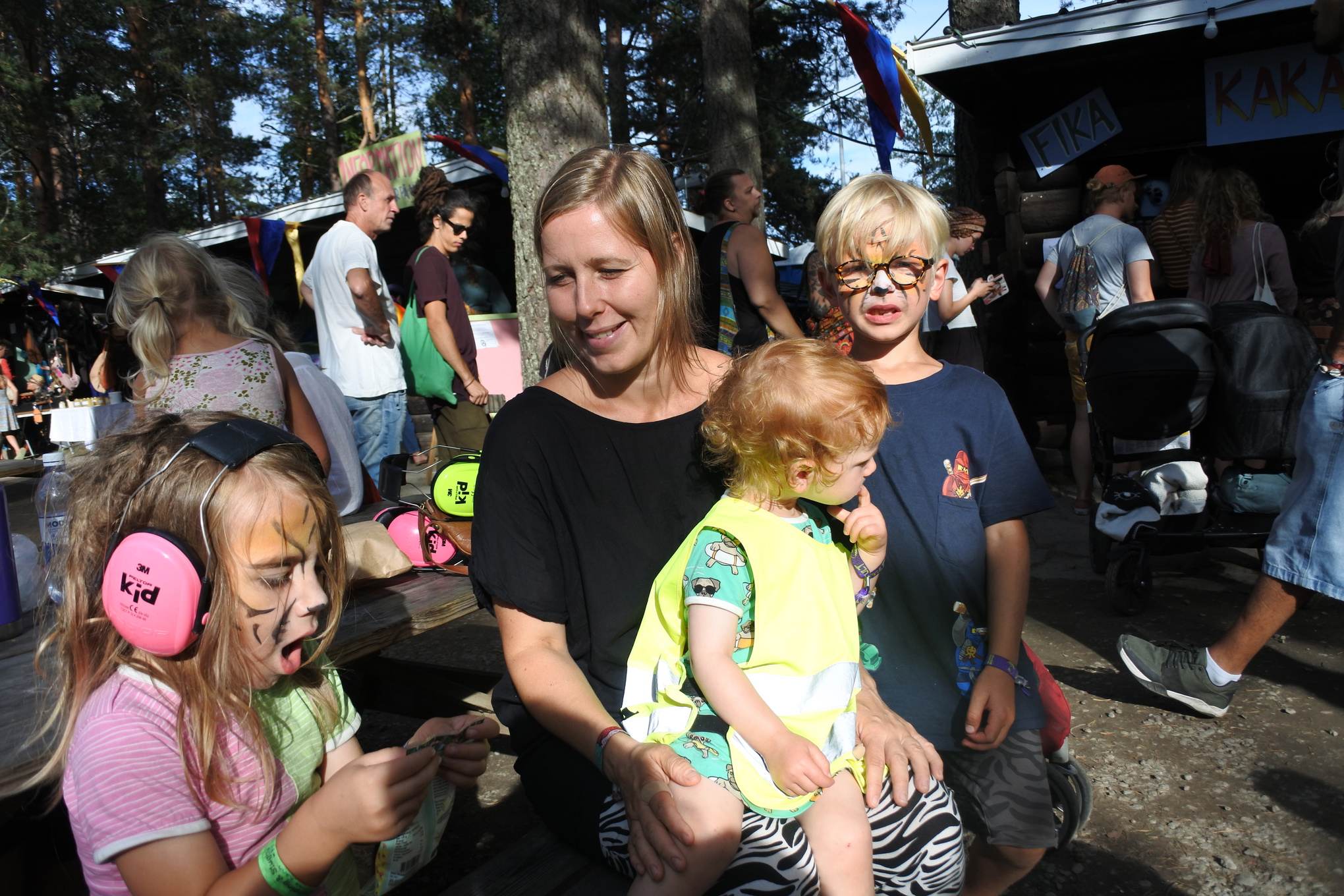 Cecilia Gustavsson, Vide Catronovo och Leon Castronovo har rest långt för att vara med på festivalen. Här med en nyfunnen kompis.