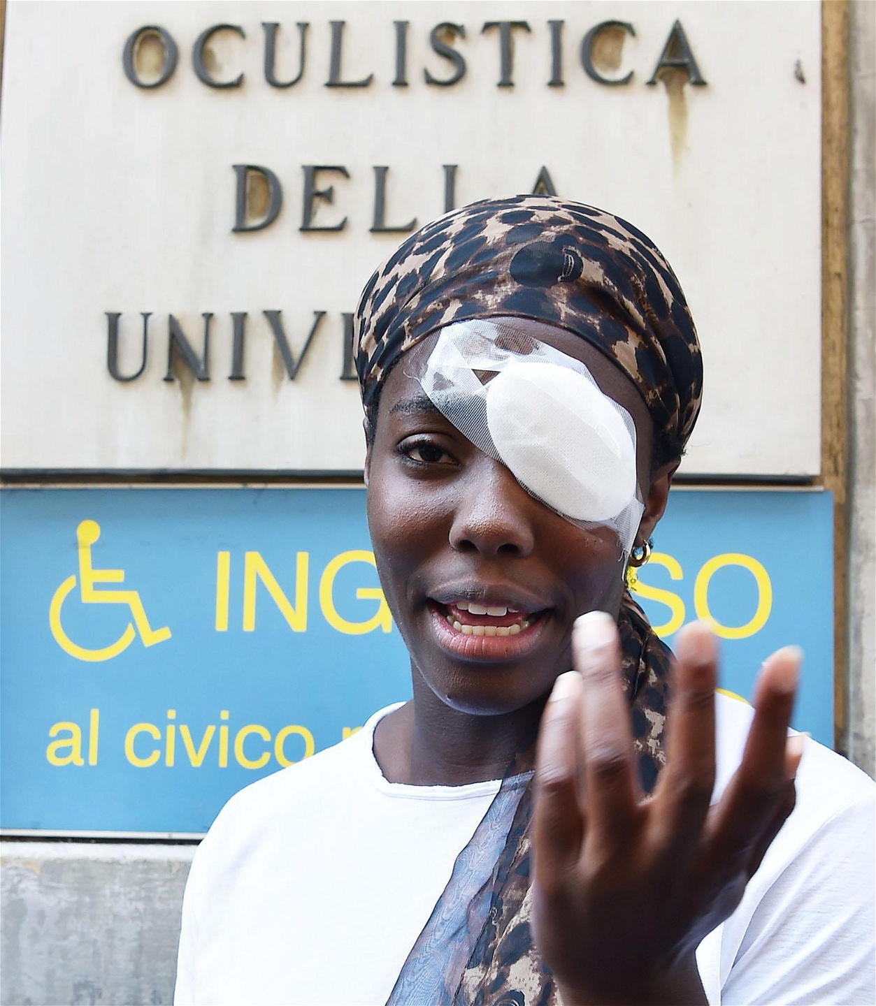 Diskuskastaren Daisy Osake utanför sjukhuset i Turin efter att hon blivit utsatt för en attack.