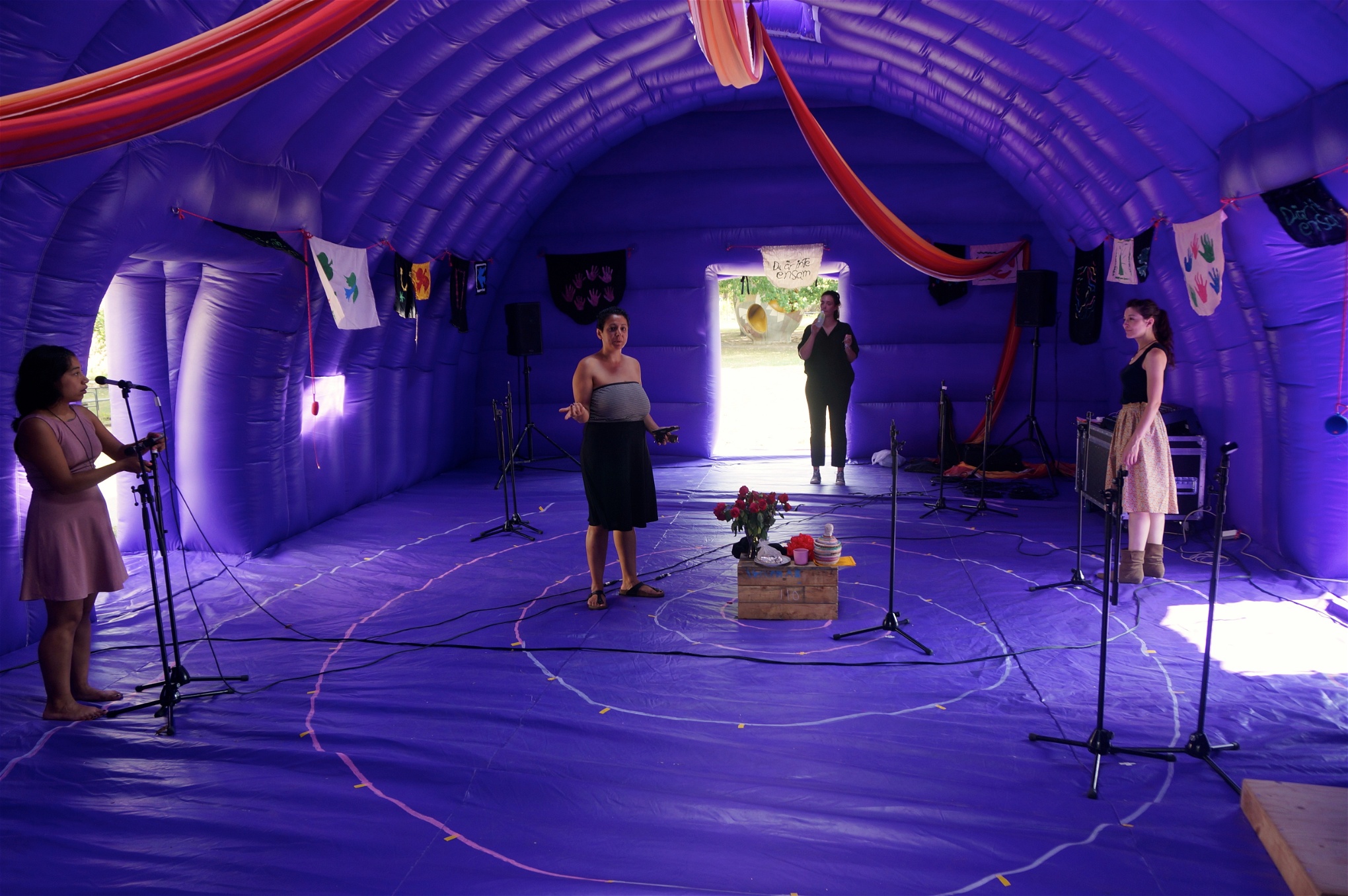 Nasim Aghili mitt i det lila tält där Mödrarnas Manifest utspelar sig. Bild från repetitionerna.