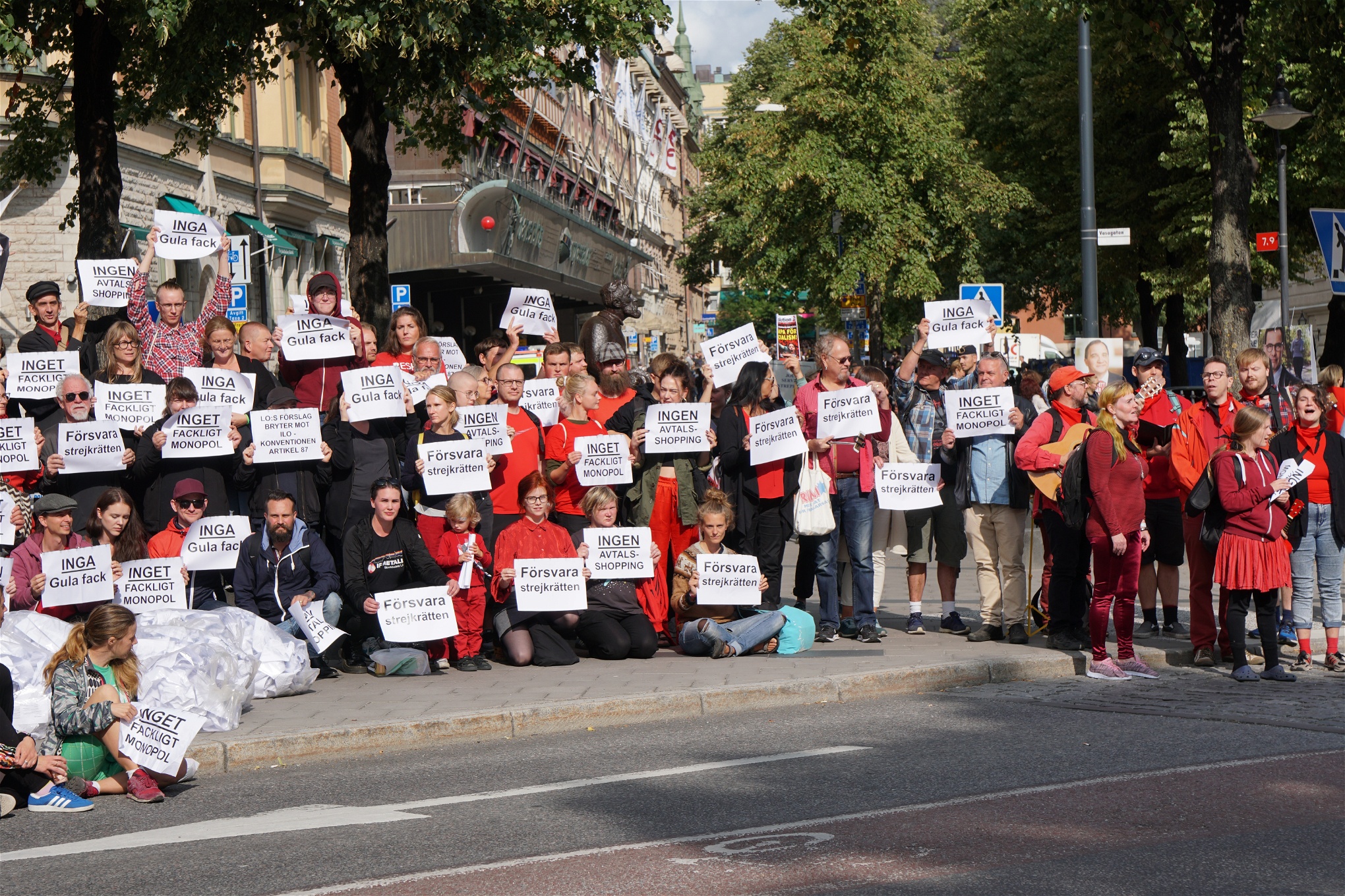 Efter Strike Back samlades medlemmar från tretton LO-förbund framför förbundsborgen.