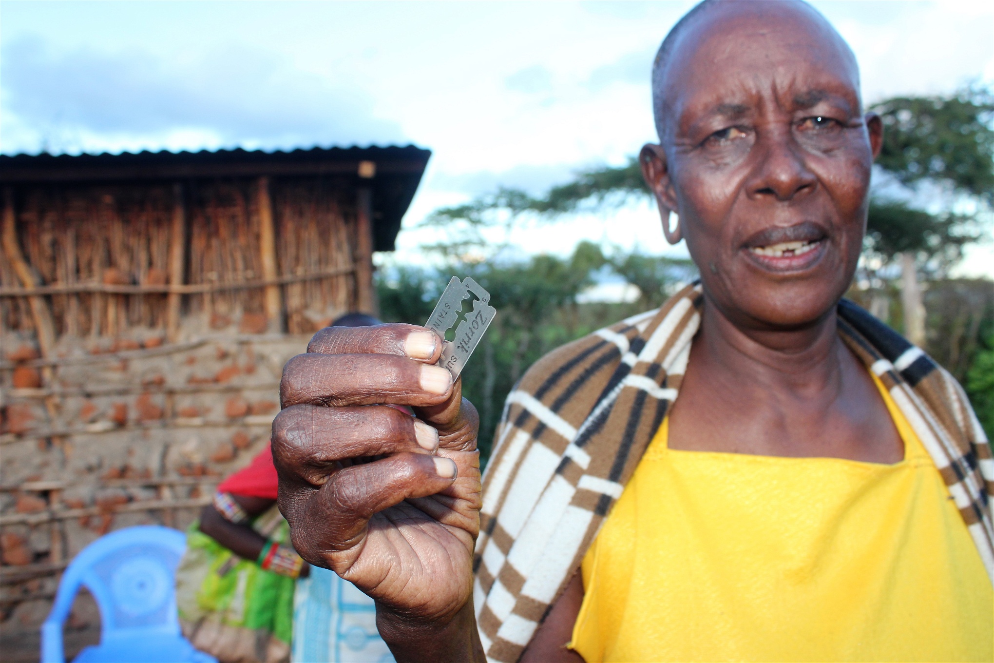 68-åriga Emilie Tumbes Tukero har könsstympat fler flickor är hon kan räkna till. 2012 bytte hon sida och arbetar nu aktivt för att få ett slut på könsstympningar i Kenya. 