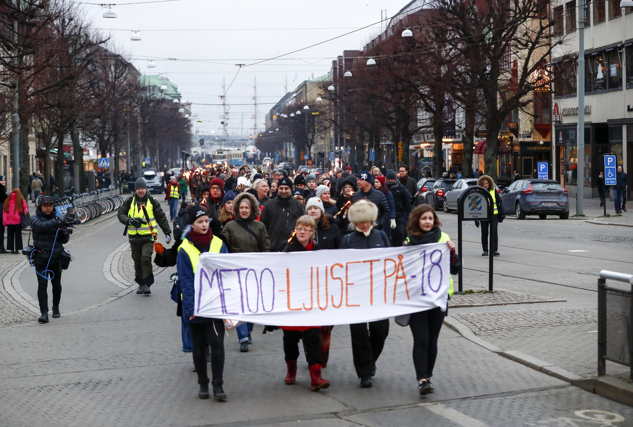 Fackeltåg i Göteborg i januari 2018 för alla som står bakom #MeToo-uppropen och till stöd för alla som fallit offer för sexualbrott. Hermine Holm tror att #MeToo aktualiserat minnen av traumatiska övergrepp för många.