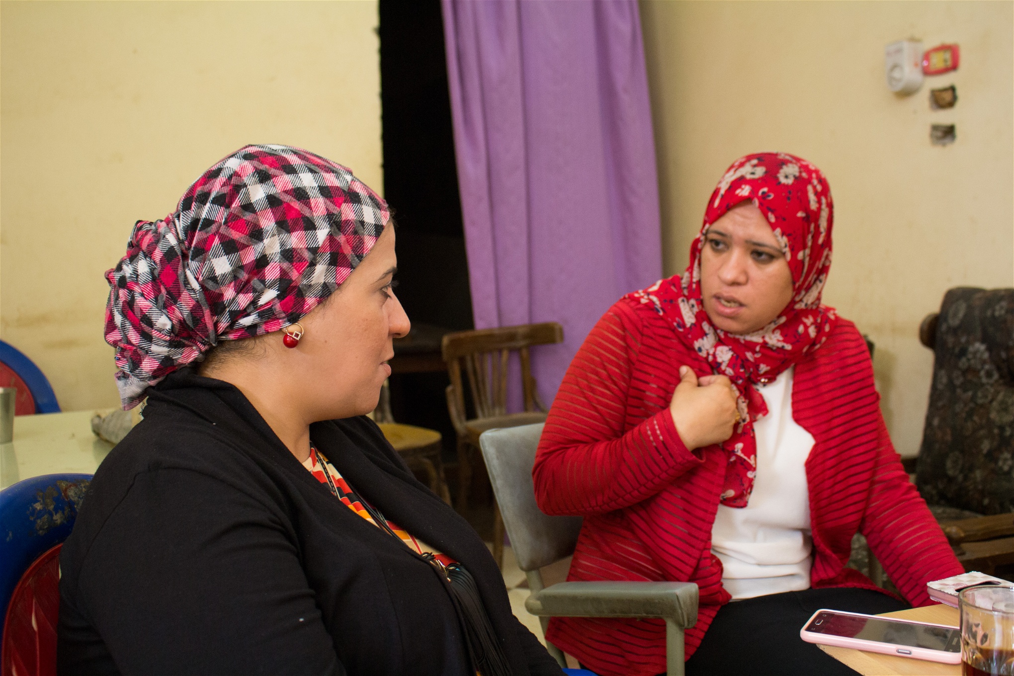 Mona Adel Nadi Hassan, (till höger) berät­­tar för hjälparbetaren Hala Fares om de prob­lem hon haft i sviterna av sin könsstympning.
