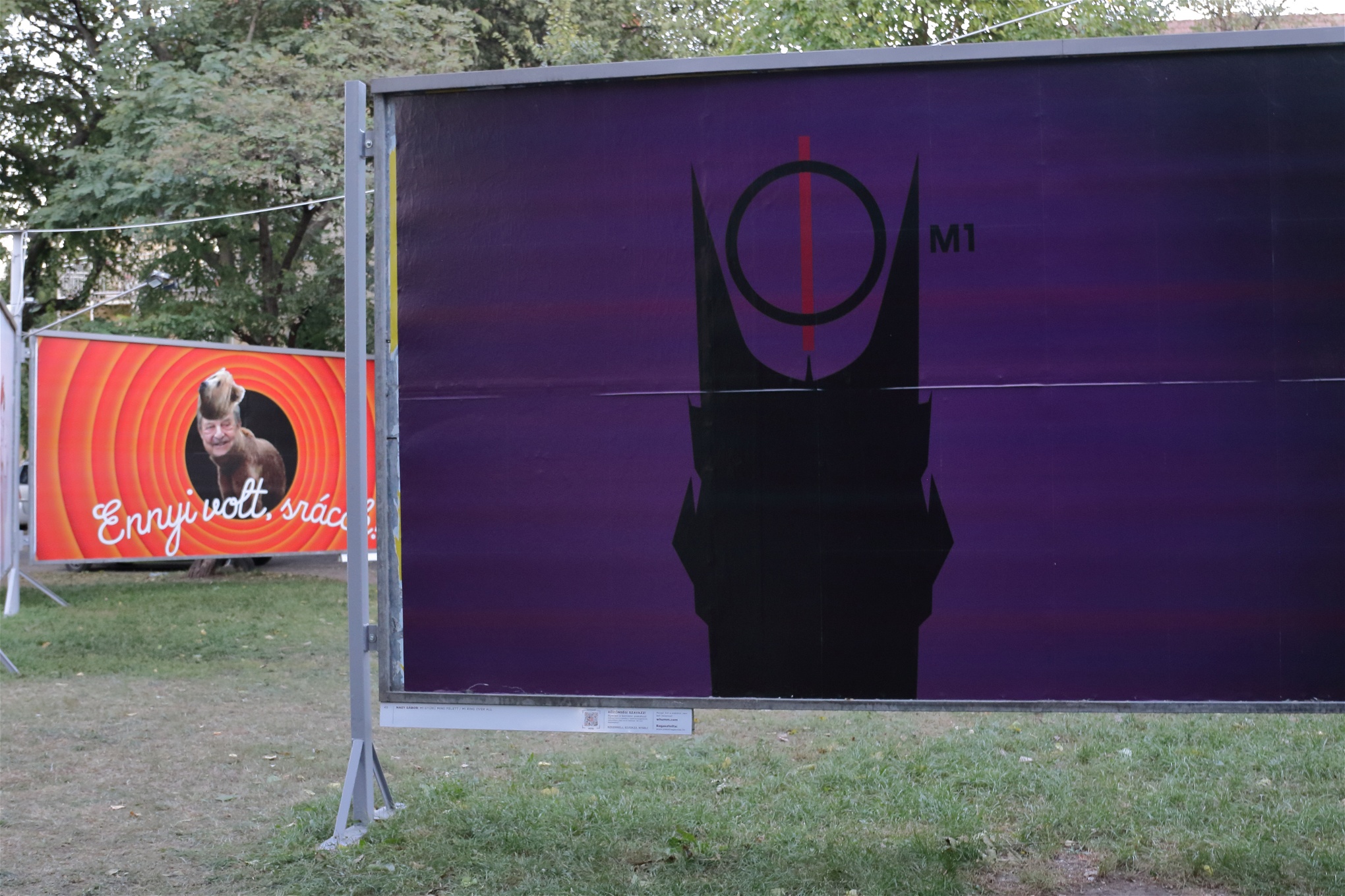 Den statliga och regeringsfångade tv-kanalen M1 avbildas som Saurons onda torn, i en kritisk konstutställning i Budapest.