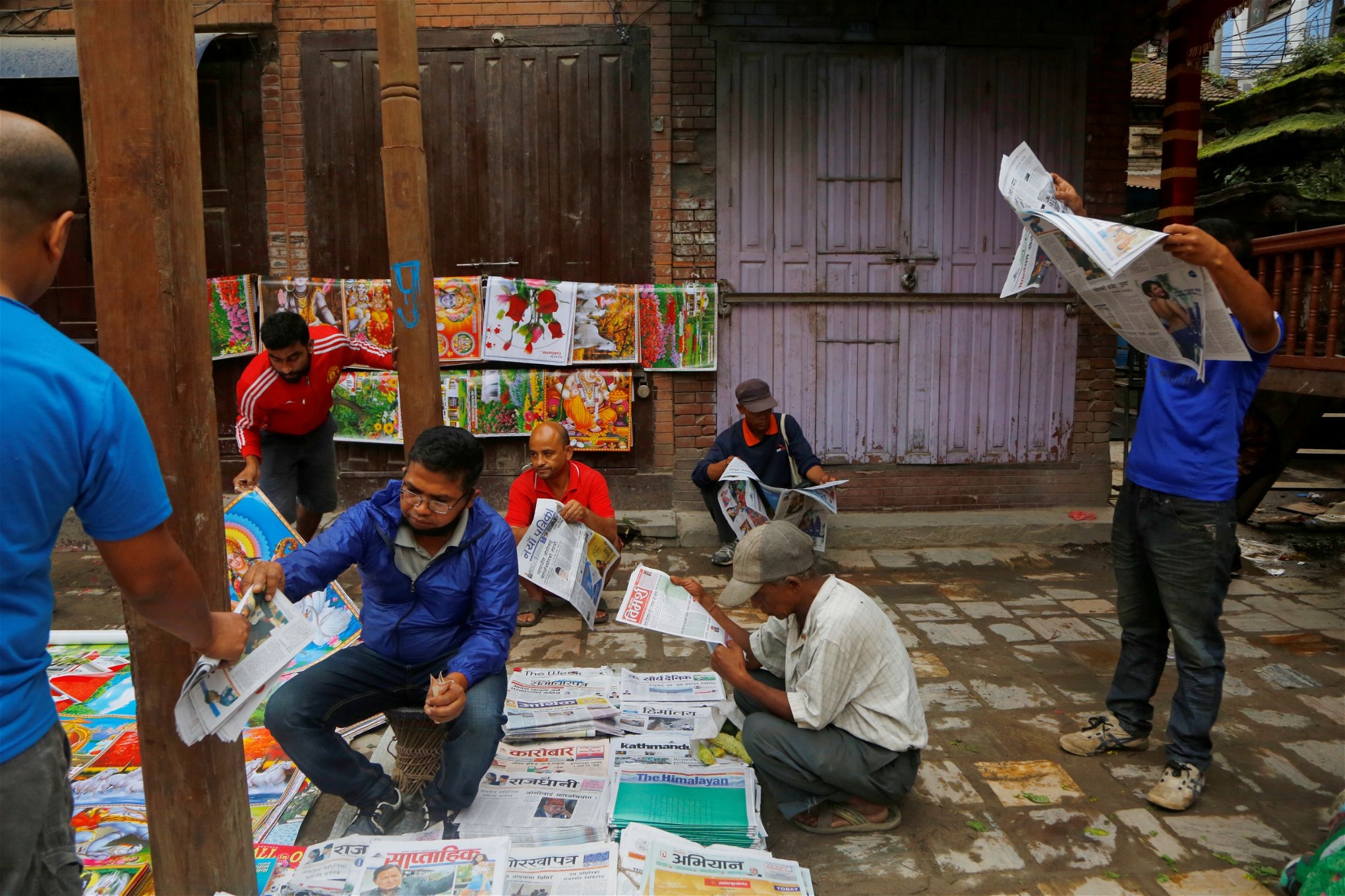 Tidningsläsare i Nepal. Landet har infört en ny lag införts som innebär att offentliggörandet av viss information kan leda till fängelsestraff.