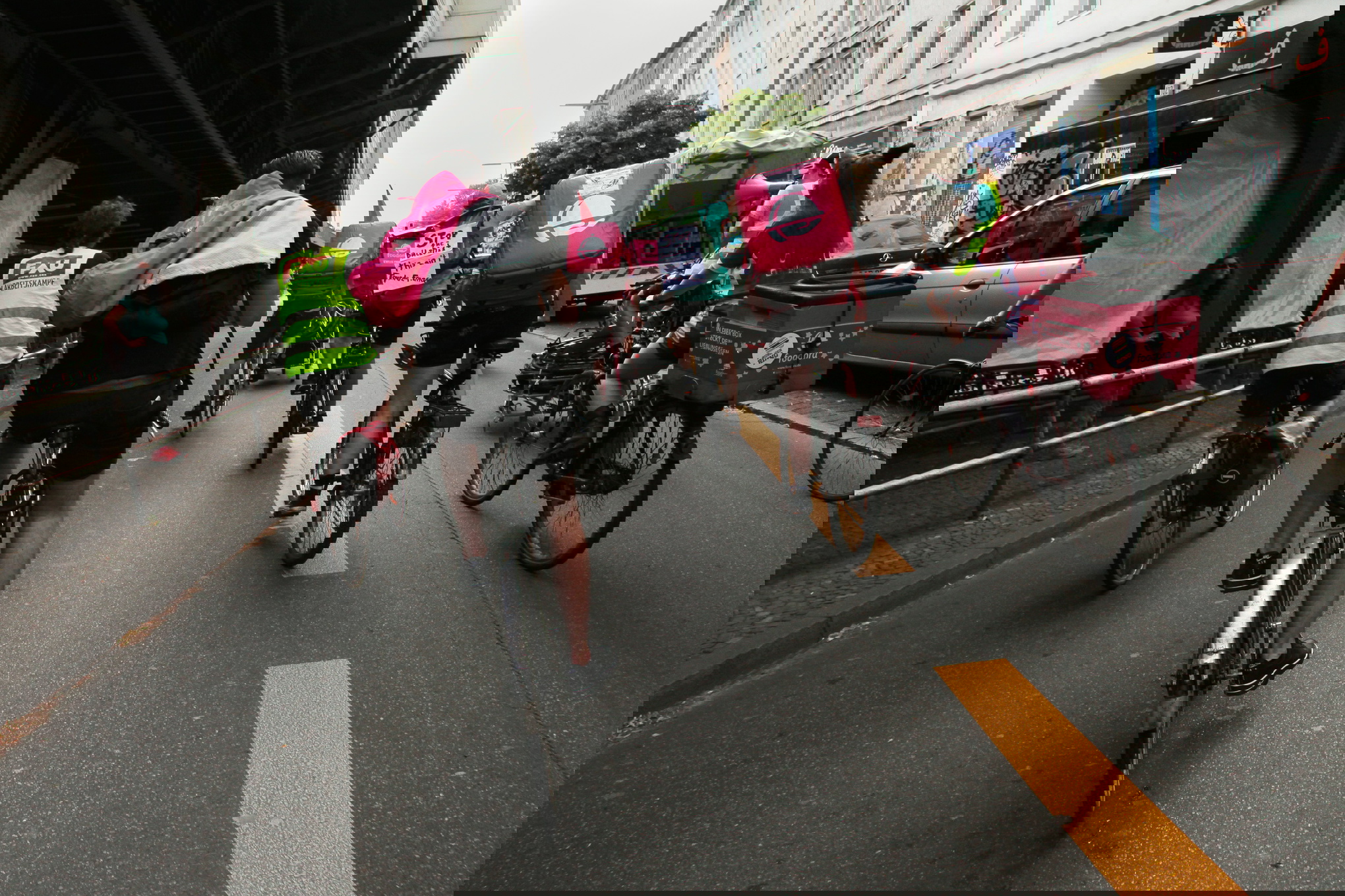 Demonstration i Berlin sommaren 2017 med två stopp - Deliveroo och Foodoras kontor. När Foodora fick höra att FAU skulle slänga cykelskrot framför deras kontor ringde de upp FAU och gick med på förhandling.
