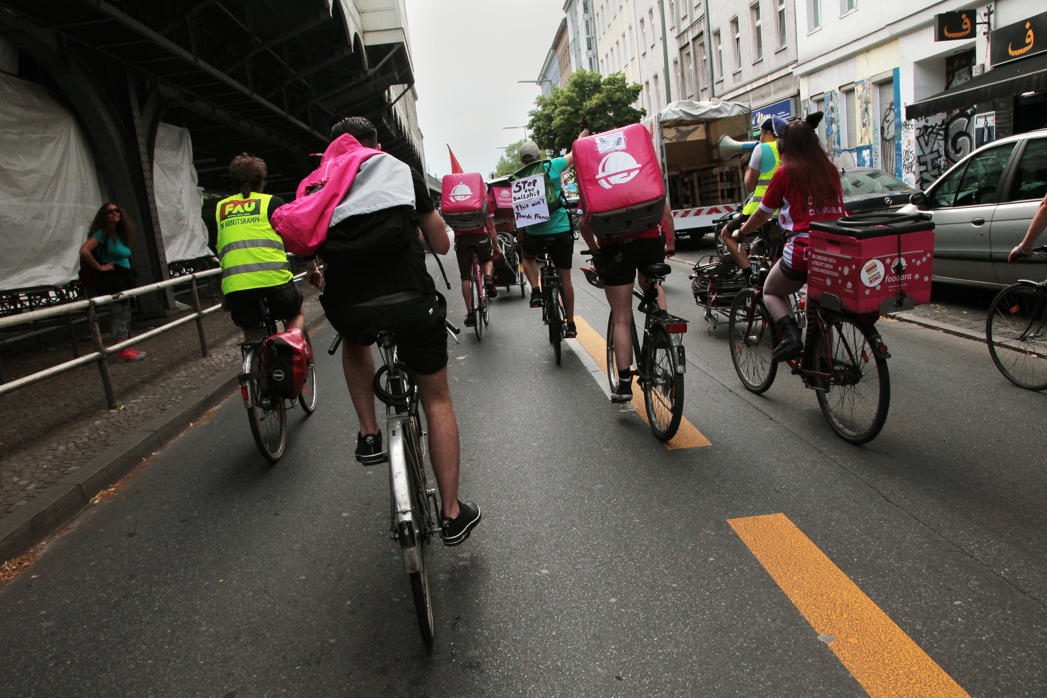 Demonstration i Berlin sommaren 2017 med två stopp - Deliveroo och Foodoras kontor. När Foodora fick höra att FAU skulle slänga cykelskrot framför deras kontor ringde de upp FAU och gick med på förhandling.