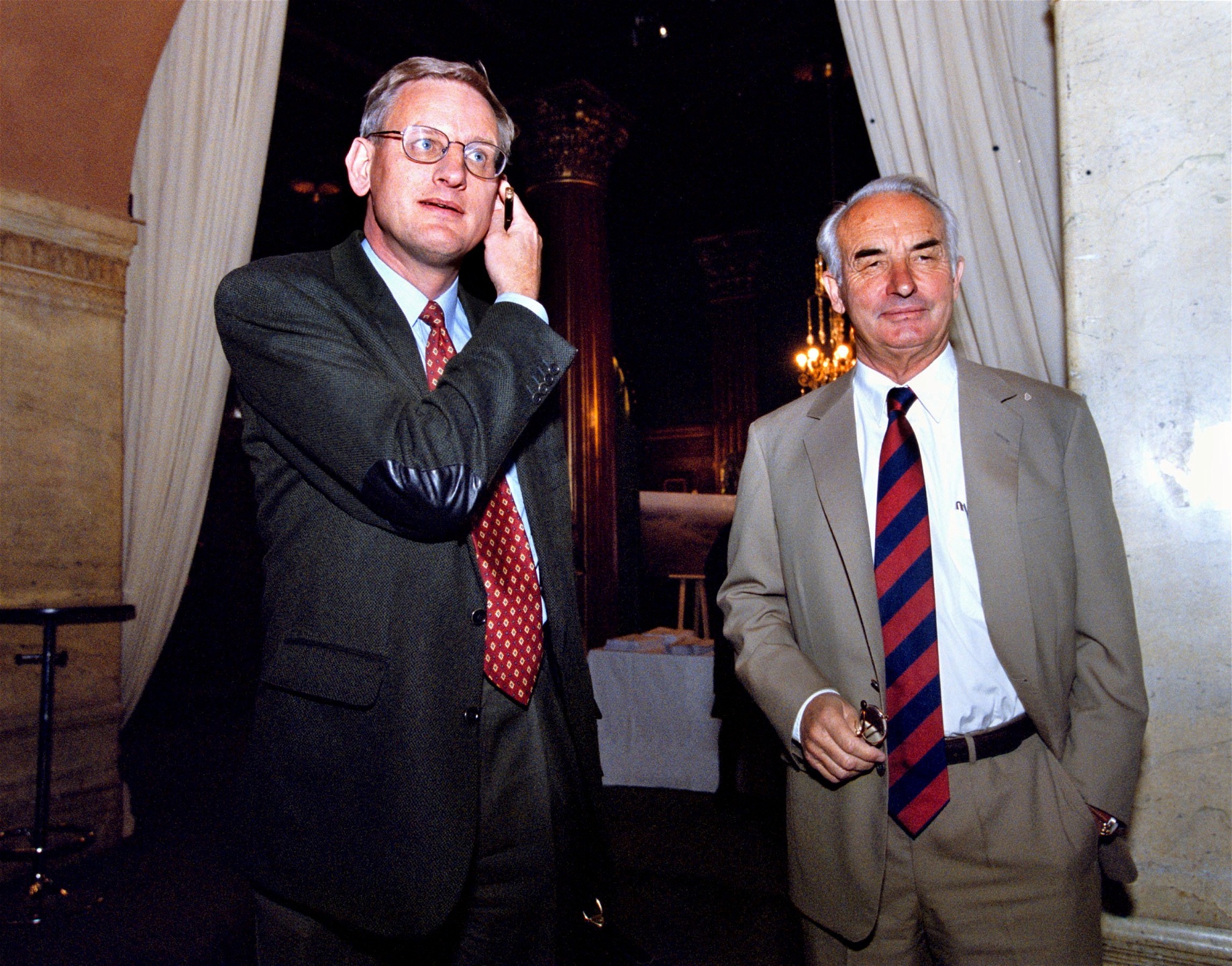 Dåvarande styrelsemedlem Carl Bildt och vd Adolf Lundin på väg in till Lundin Oils bolagsstämma 2001.