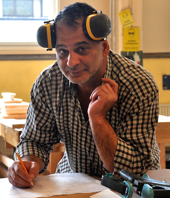 Rached Khalouf har en ritningsuppgift att lösa. Undervisningen lägger stort fokus på materialkunskap och förebyggande av arbets­platsolyckor. Längre fram förläggs fler av lektionstimmarna i skolans snickeriverkstäder.  
