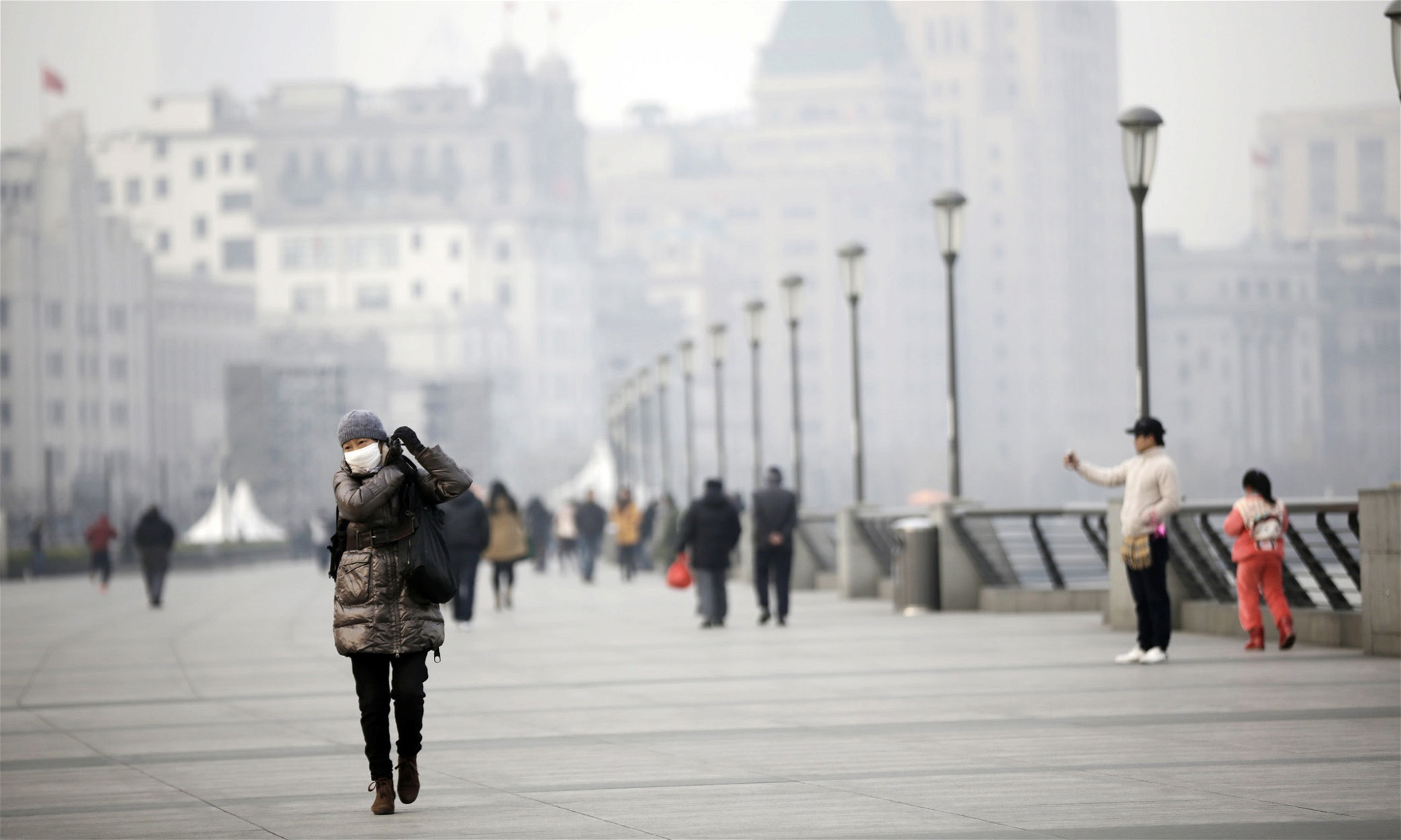 Shanghai, Kina. Även om utsläppen av växthusgaser skulle upphöra i morgon skulle den mängd koldioxid
som ansamlats i atmosfären ge upphov till en global
temperaturökning, sannolikt på 1,5 till 2 grader.