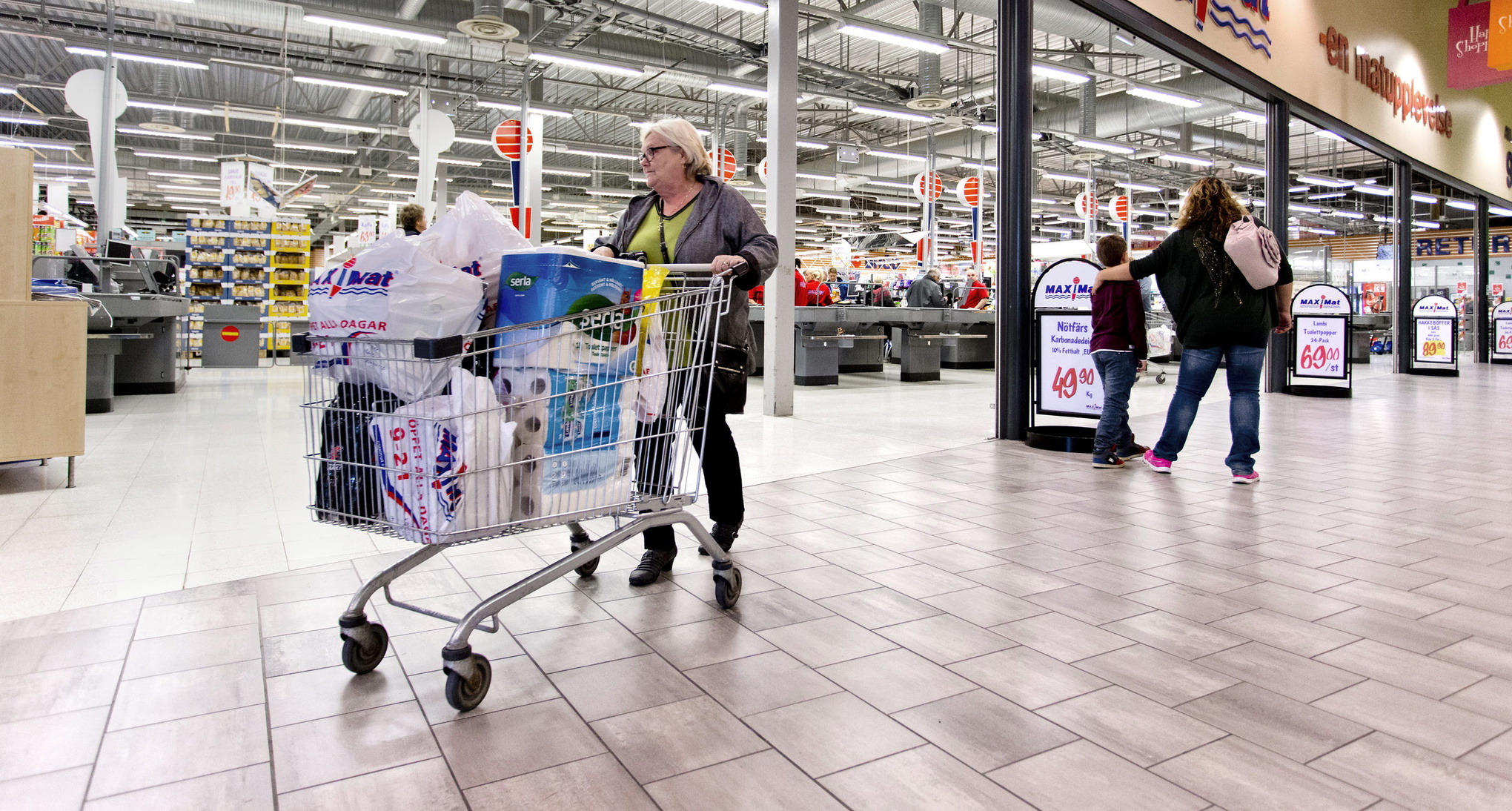 Shoppinggalleria i Charlottenberg i Värmland. Våra liv kan numera sägas utspela sig i ett evigt utsträckt nu, med en ständig konsumtion av varor – utan hänsyn till geografiska avstånd eller naturens cyklicitet.