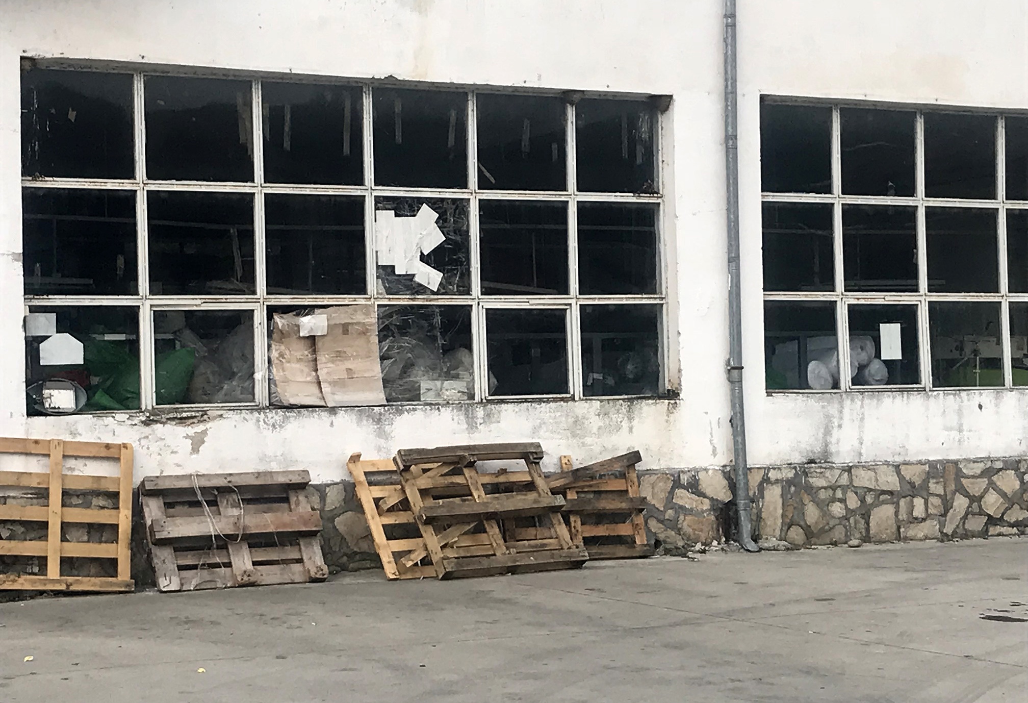Fabrikerna i Gotse Detjev som levererar till Koush Moda är slitna och i dåligt skick.