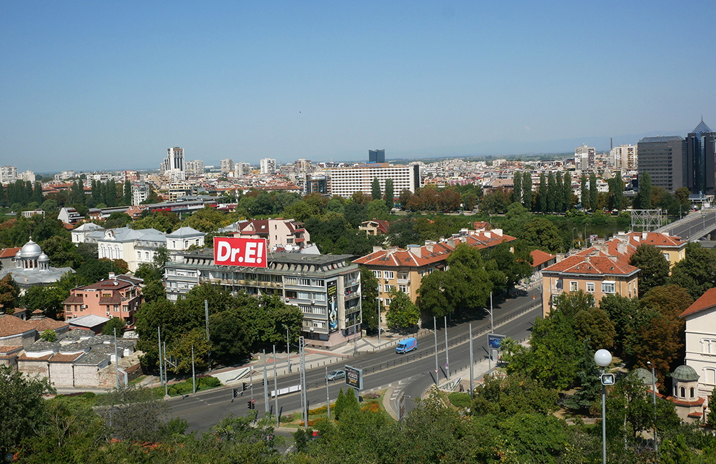 Plovdiv är Bulgariens näst största stad och har en stor textilindustri. Arbetsvillkoren för textilarbetare i Bulgarien på fabriker kopplade till H&M hör enligt en ny rapport från Rena kläder till de sämsta i världen.