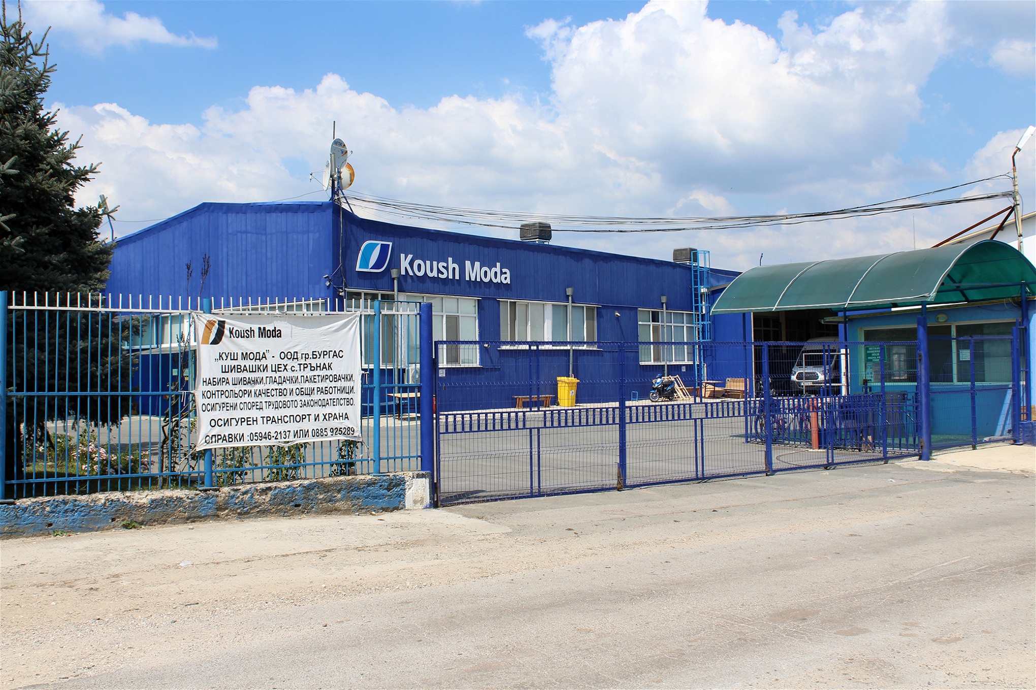 Koush Modas fabrik i Tarnak i Burgasprovinsen. ”Fackföre­ningen CITUB/KNSB har försökt organisera arbetare på Koush Moda, men ledningen har vägrat dem tillträde”, säger Bettina Musiolek, koordinator för Rena kläder-kampanjen.