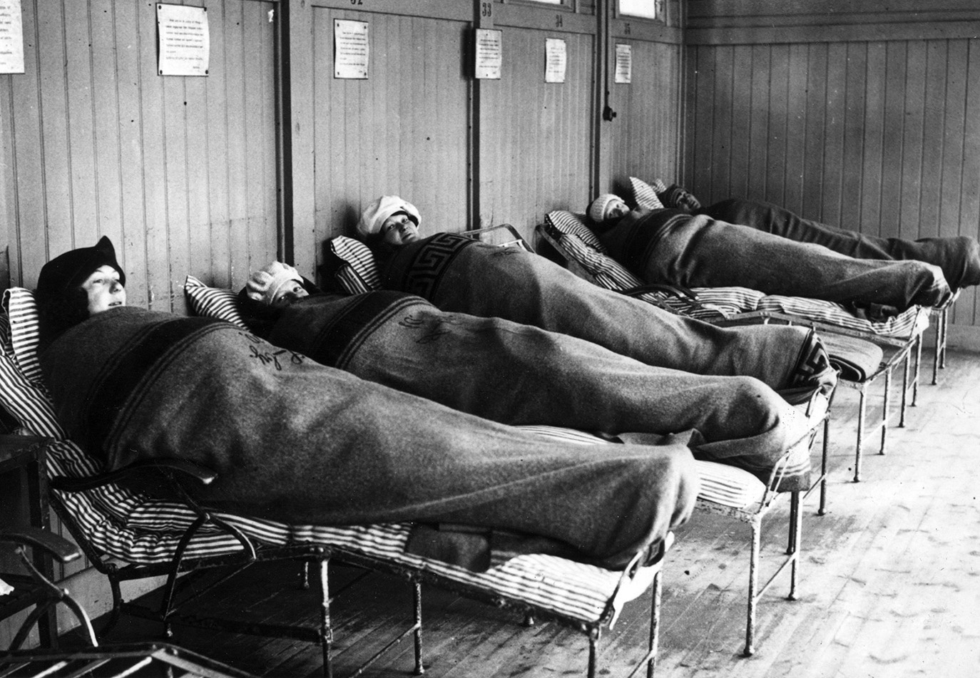 Patienter insvepta i filtar på tuberkulossjukhuset Söderby i Uttran, 1927. På den tiden var sjukdomsriskerna fattigdom, trångboddhet och undernäring.