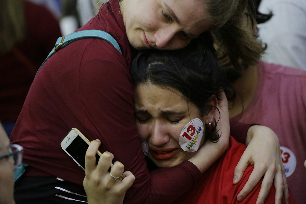 Anhängare till Arbetarpartiet, PT, och dess presidentkandidat Fernando Haddad  i São Paulo sörjer Bolsonaros seger i söndagens val.