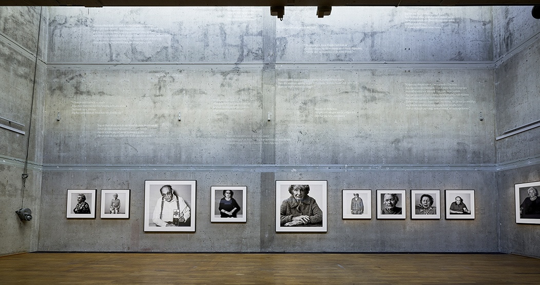 Fotoutställningen Witnesses, som visats på Kulturhuset Stadsteatern i Stockholm under hösten, handlar om de som överlevde nazisternas förintelse och kom till Sverige. ”Varje timme är en historia”, står det på väggen.