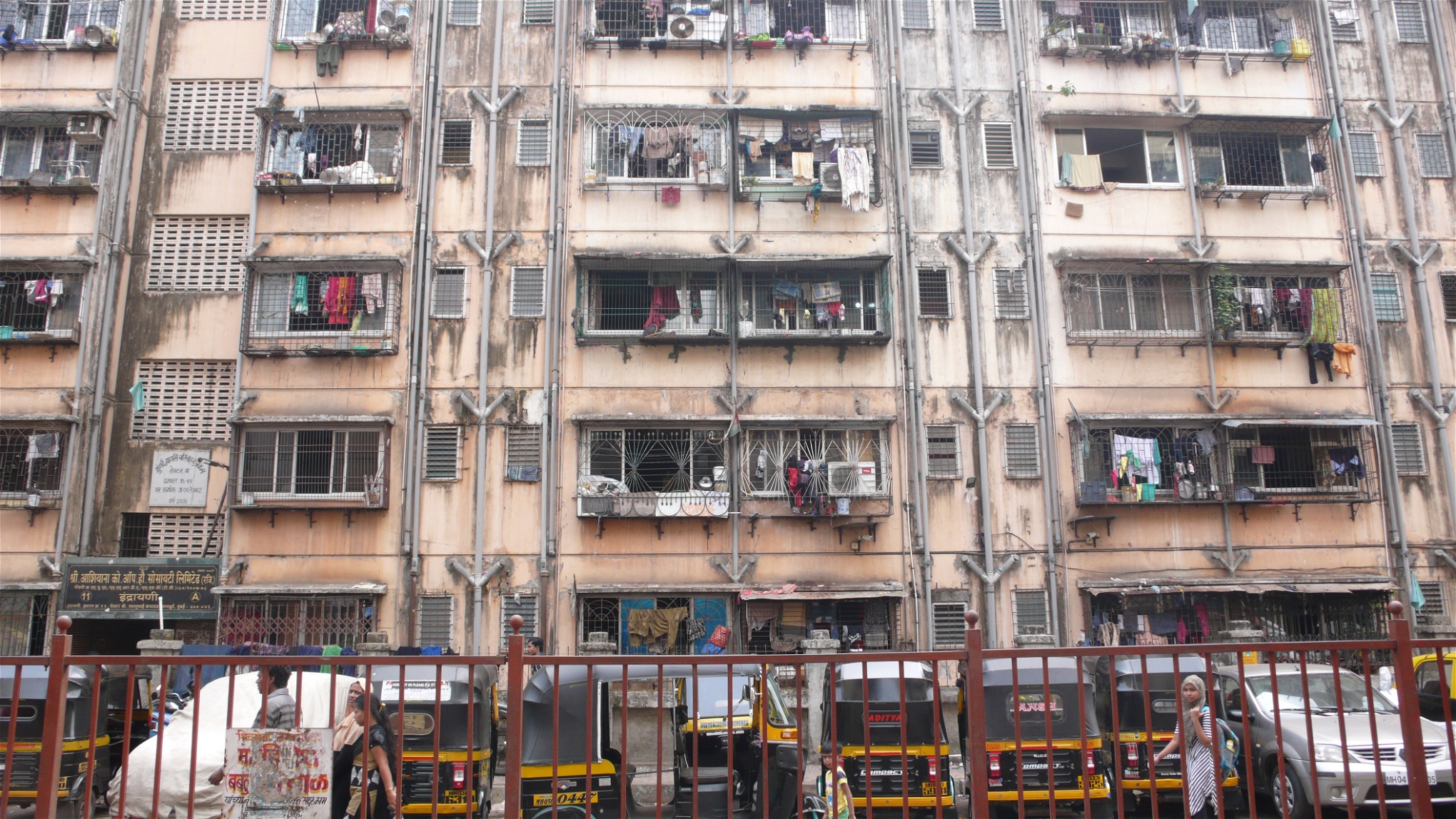 Lallubhai Compund i Mumbai byggdes efter att en kåkstad rivits.