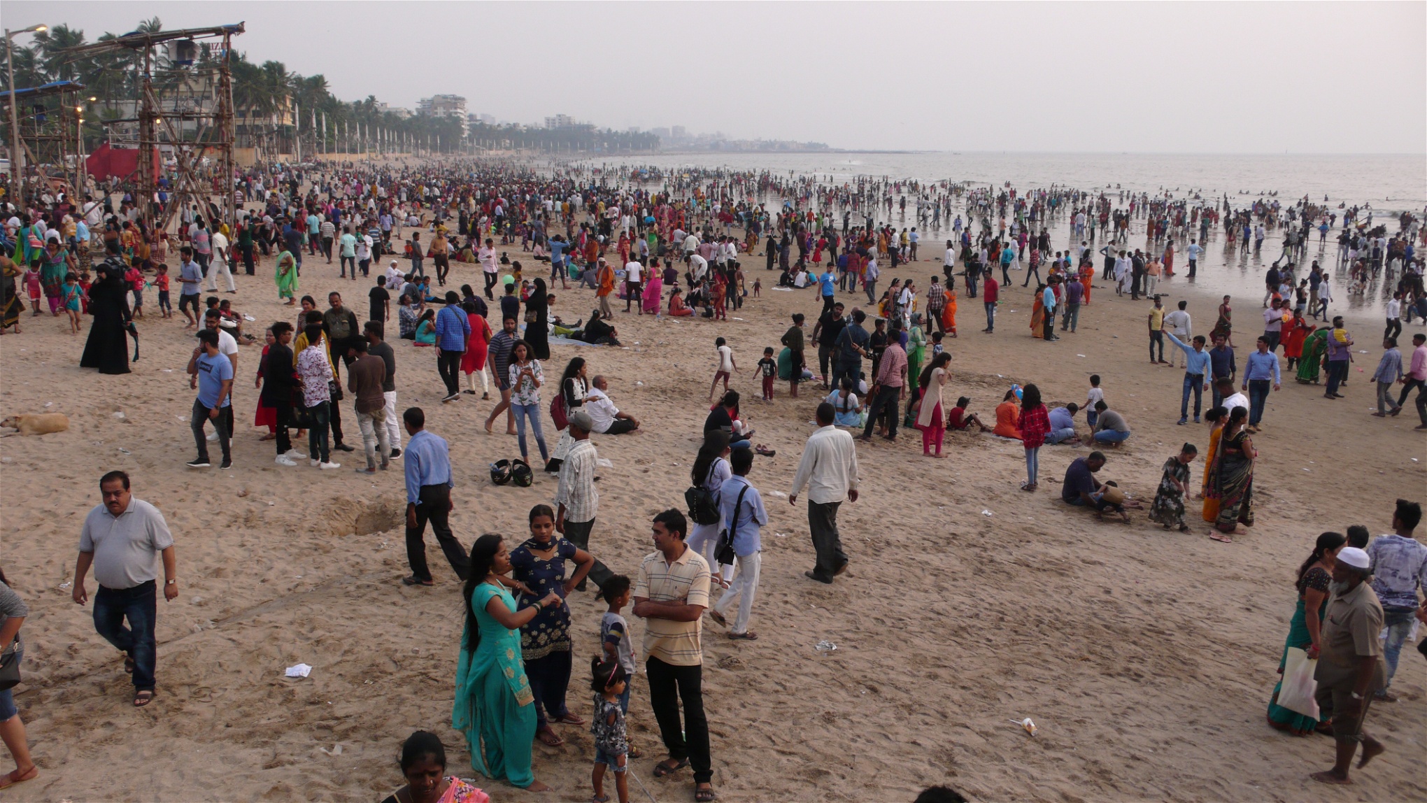 Juhu Beach i Mumbai dit många söker sig under helger och veckoslut för att andas ut. Bada gör man inte gärna.