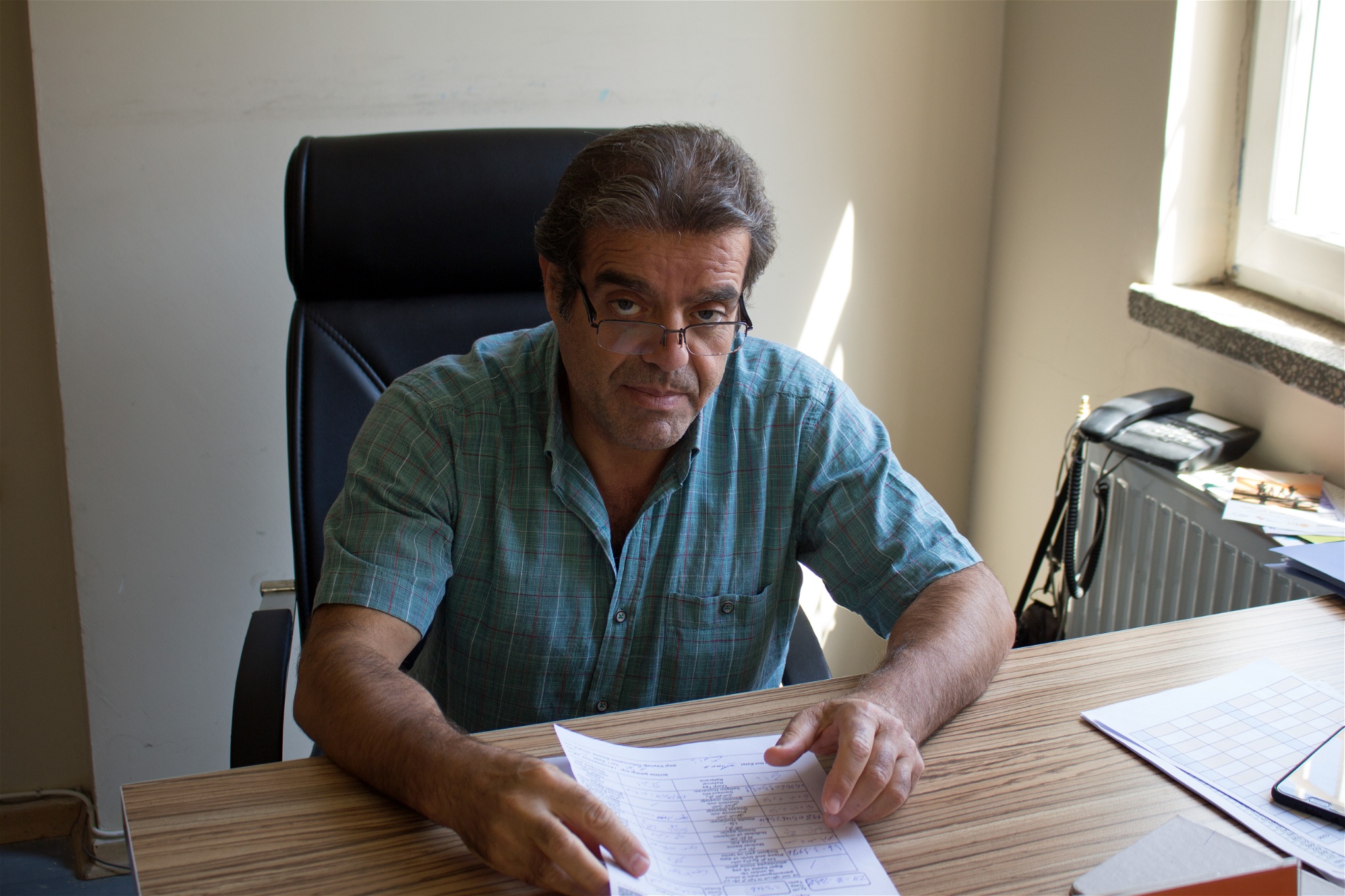 Doktor Jalal Nofar, expert på traumapsykologi, tar varje dag emot en mängd patienter på sitt kontor.