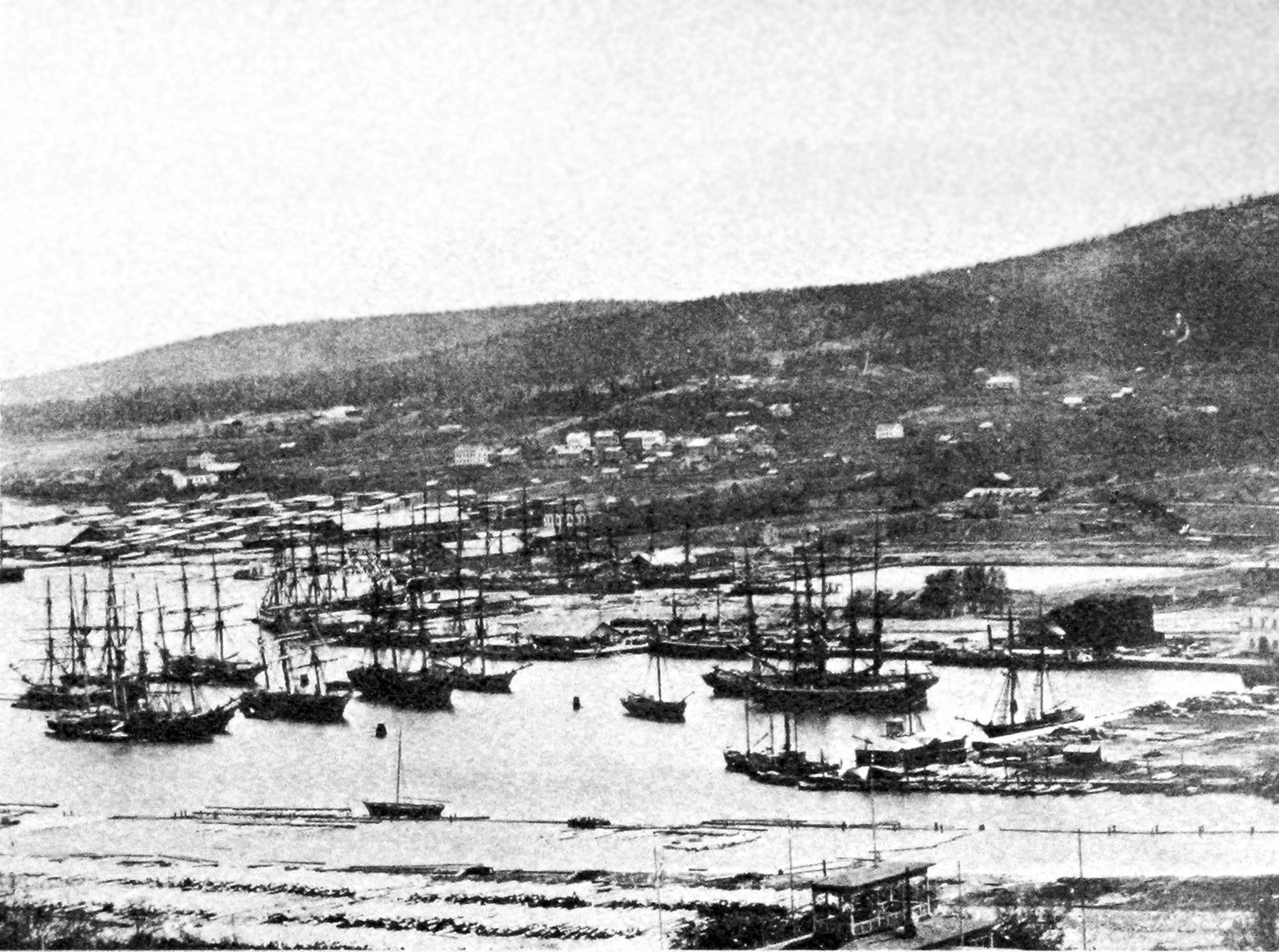 En av svältens meteorologiska bakgrundsfaktorer var en köldvåg i Sverige. På bilden Sundsvalls hamn vid en tidpunkt då varken segelfartyg eller ångare kunde ta sig igenom isen.