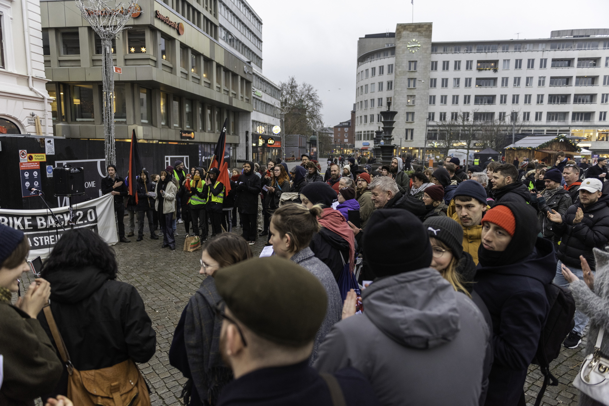 I Malmö demonstrerade ett hundratal personer för strejkrätten. Trots regnet var stämningen bra och orkestern ”Motståndets musik” spelade mellan talen. 