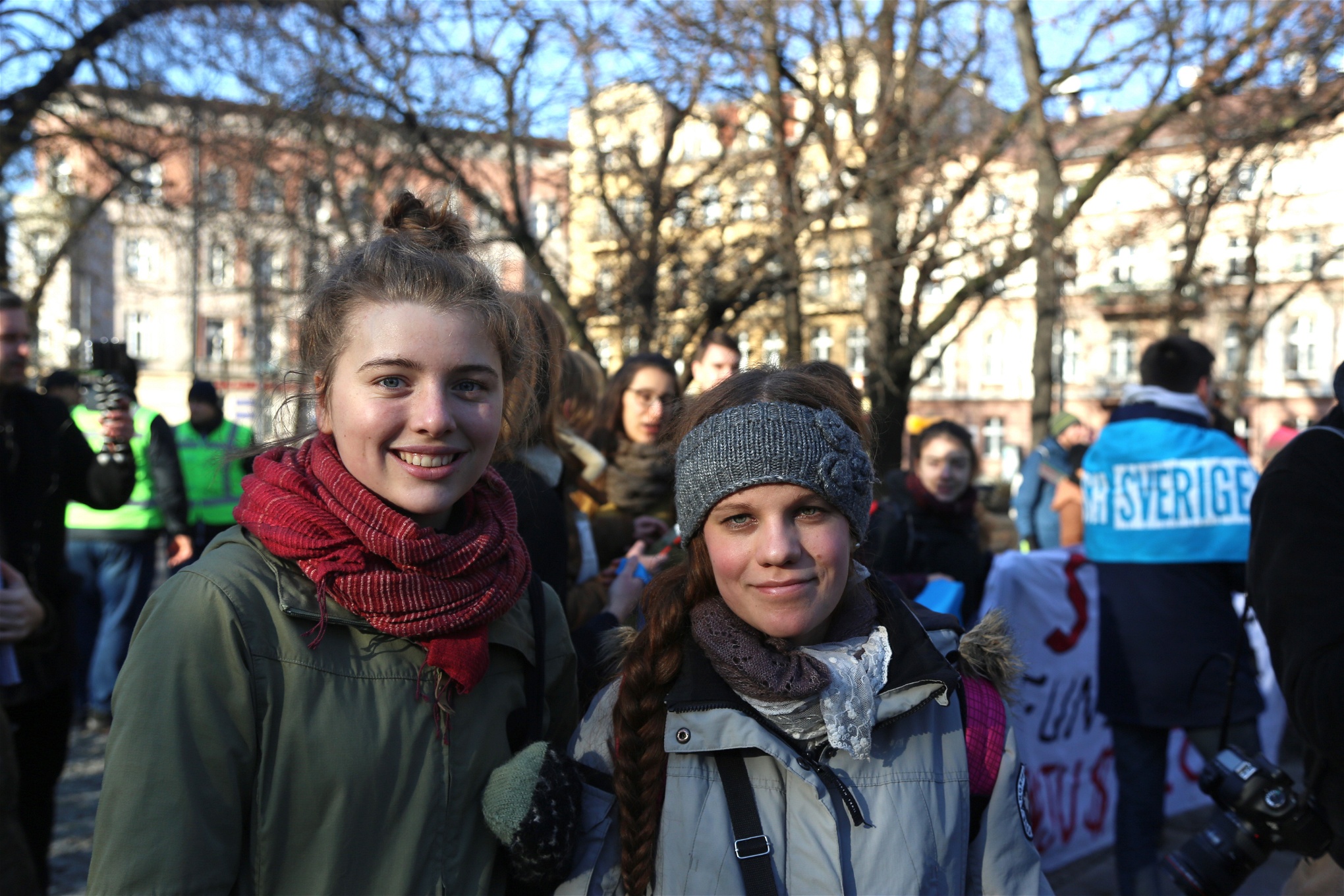 Alexandra Nyström och Emma Lövgren har rest i 40 timmar i en ombyggd Göteborgsbuss för att delta i demonstrationen.