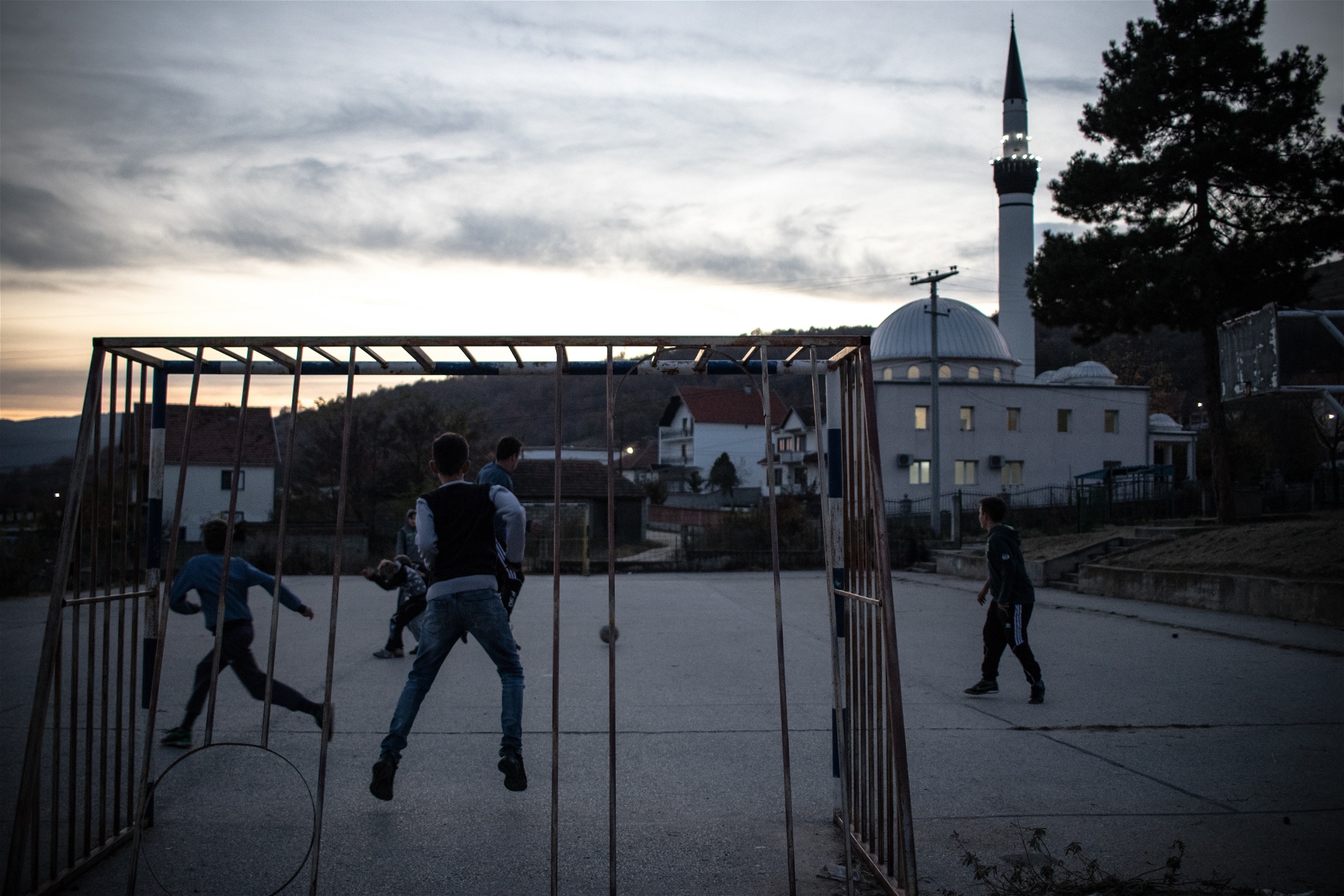 Barn spelar fotboll i solnedgången i byn Turija nära Bujanovac. Turija består till 98 procent av etniska albaner.