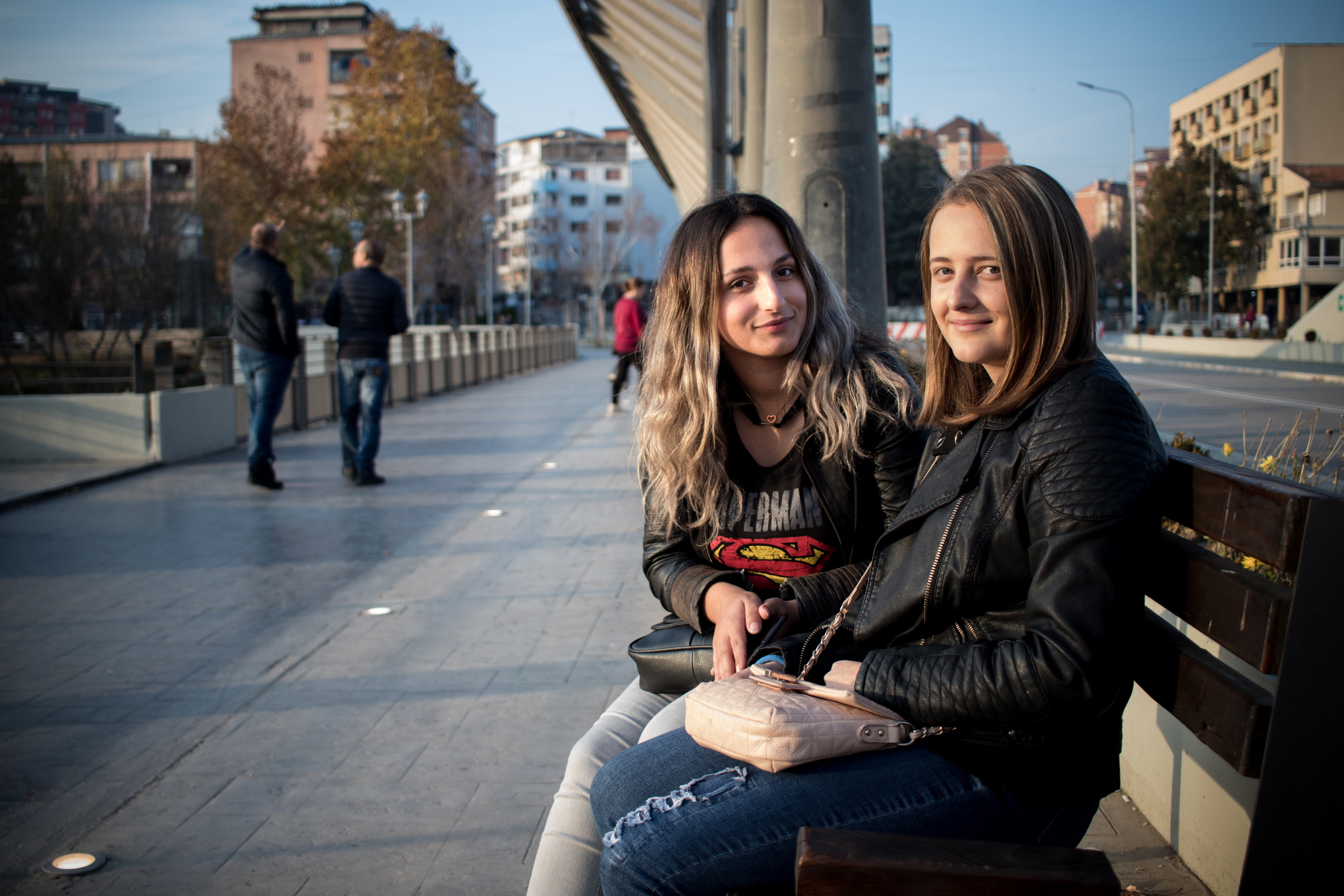 Kaltrina Kovaci och Arena Hyseni på bron över floden Ibar. Längre norrut än såhär vågar de inte gå.