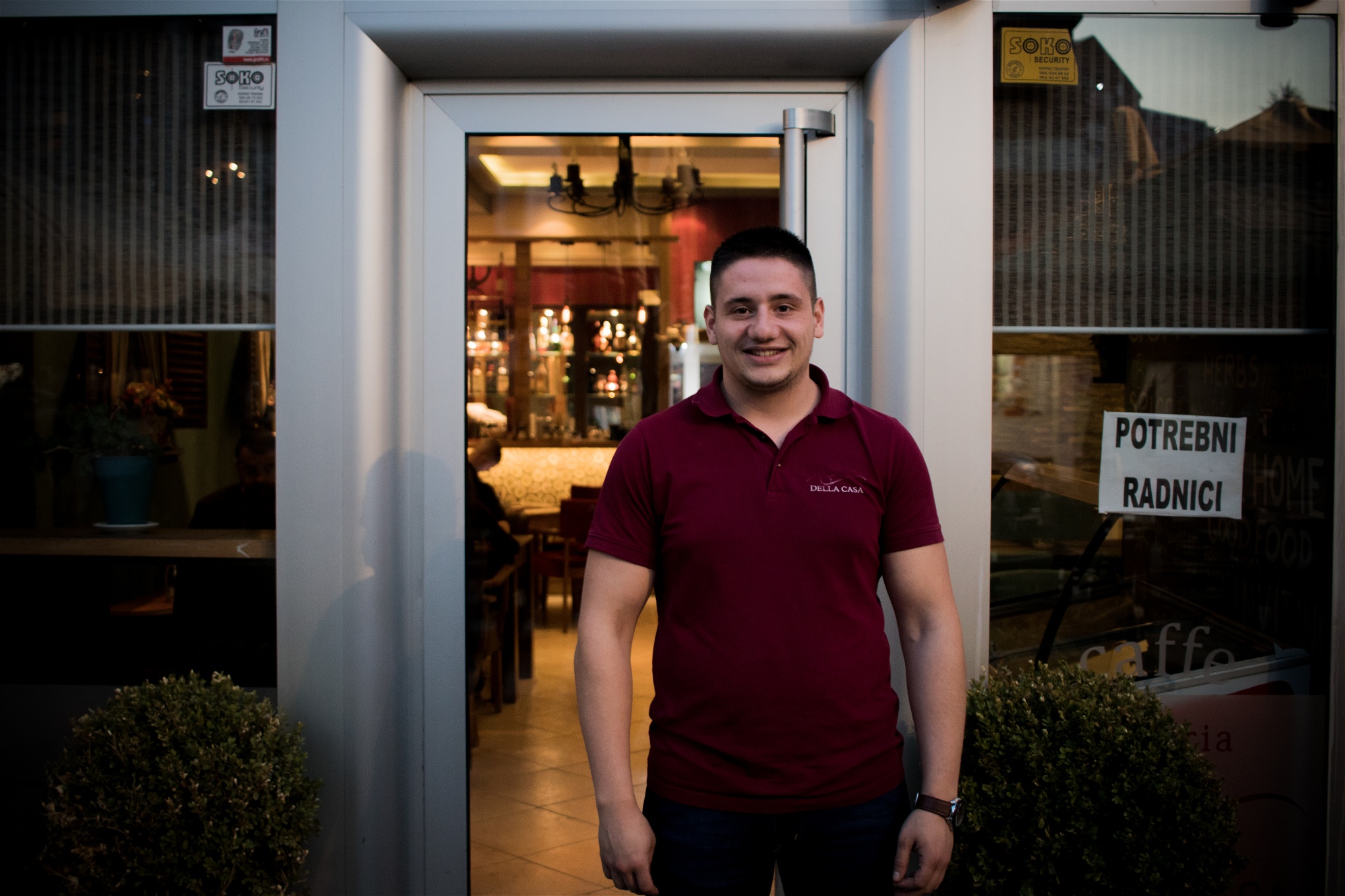 Atanas Kostadinov, 22 år, har dubbla jobb i norra Mitrovica för att få det att gå runt. Han drömmer om ett liv i ett annat europeiskt land.