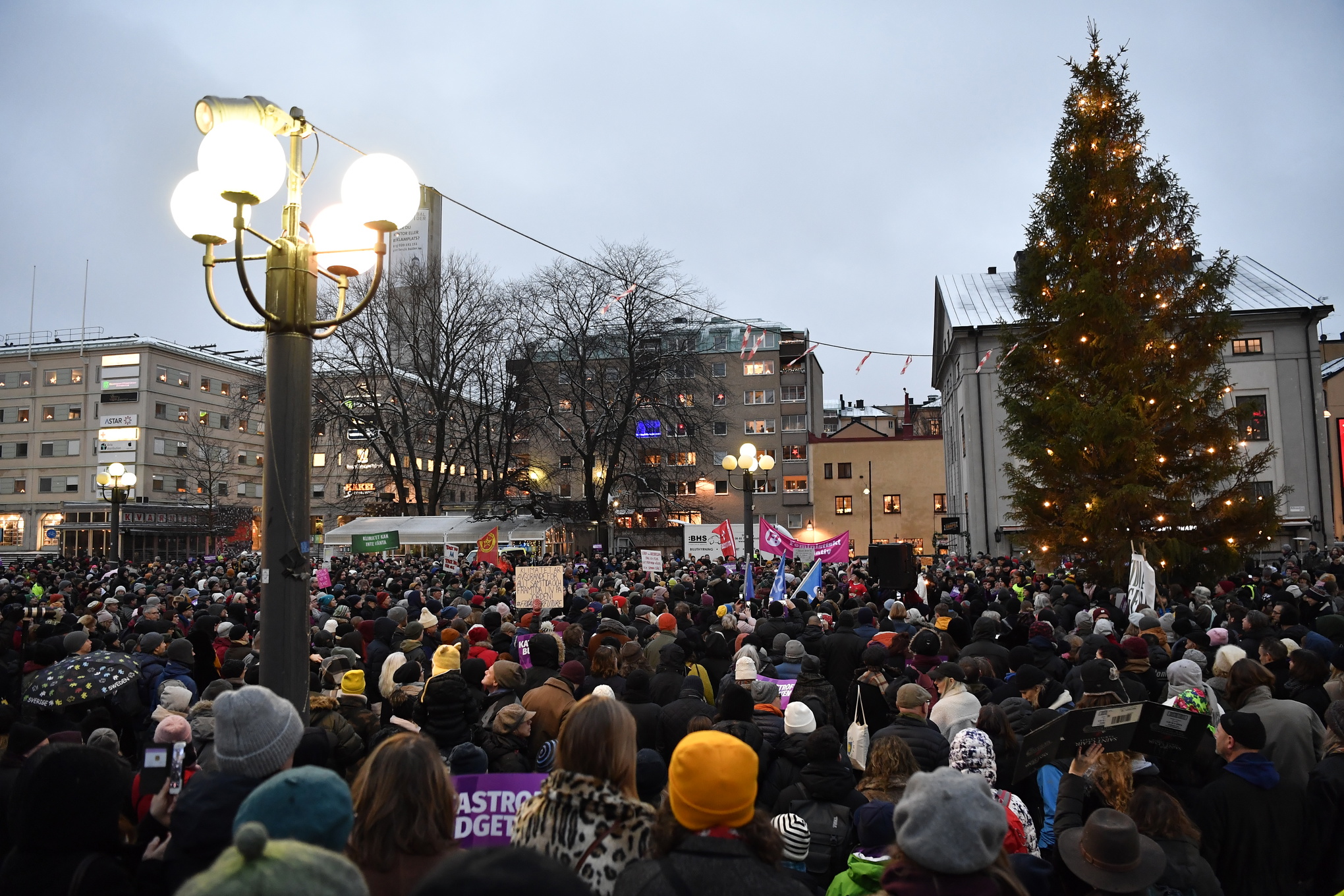 Manifestation mot Moderaternas och Kristdemokraternas budget under söndagen på Medborgarplatsen i Stockholm.