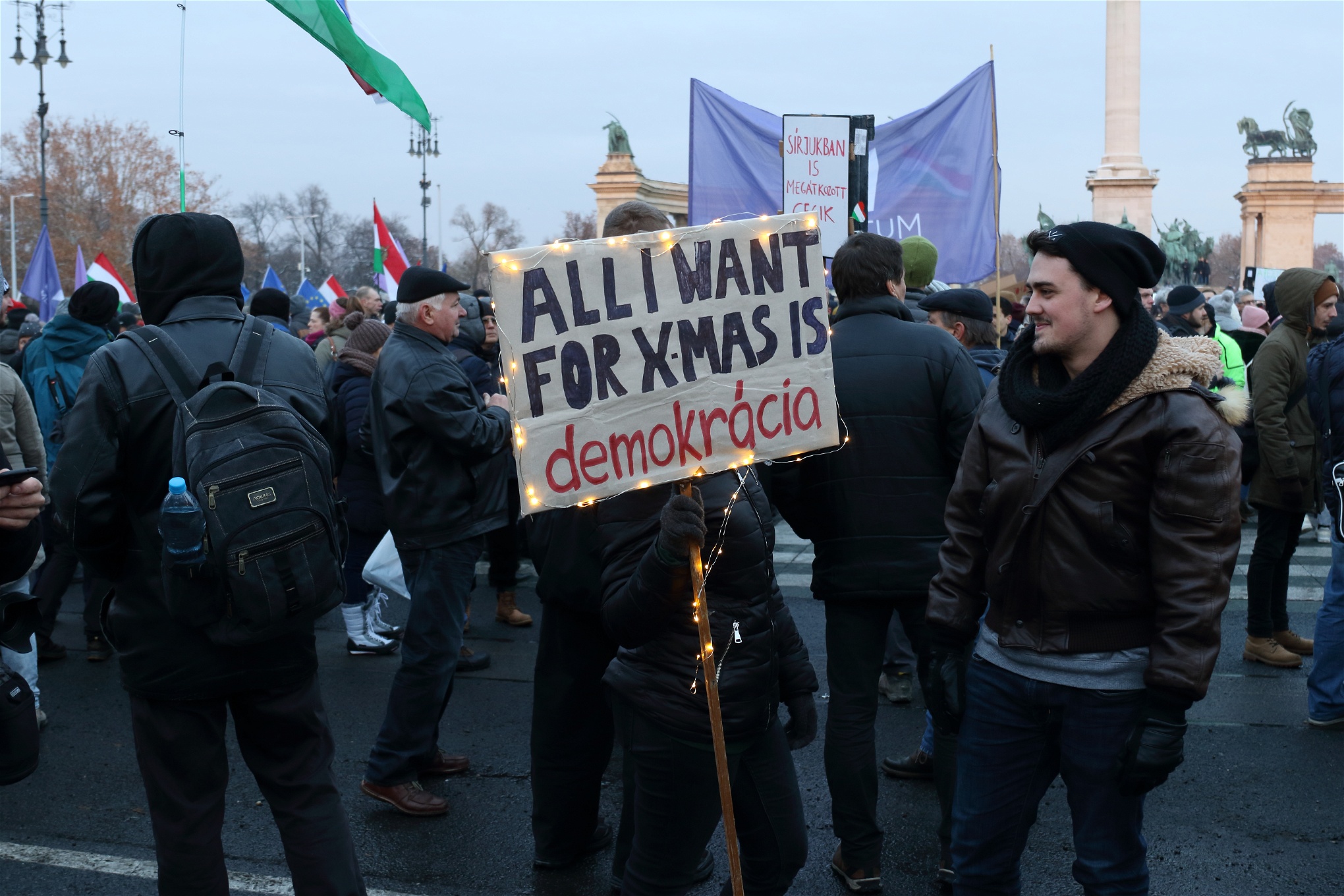 De regeringskritiska protesterna i Budapest har lockat tiotusentals deltagare som vill försvara demokratin.