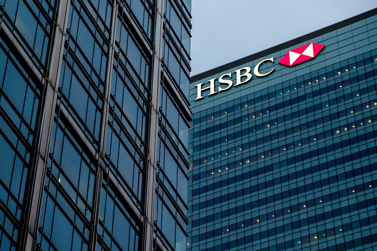Banken HSBC utförde både penningtvätt åt drogkarteller och hjälpte
saudiarabiska banker att överföra pengar till terrororganisationer, fann
amerikanska utredare. Trots det åtalades ingen ansvarig inom banken.