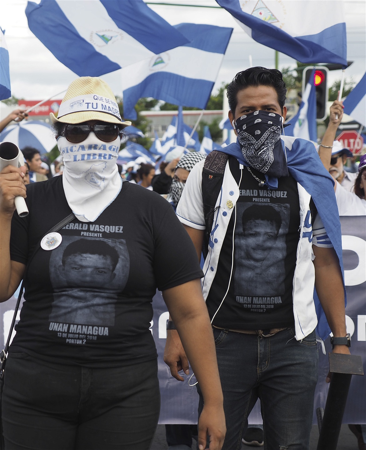 Martin Salinas (th) under en demonstration mot regeringen i augusti. En kort tid senare flydde han till Costa Rica. Flera demonstranter bär en t-shirt med namnet ”Gerald Vasquez”. Vasquez var vännen som dog då det ockuperade universitetet UNAN föll.