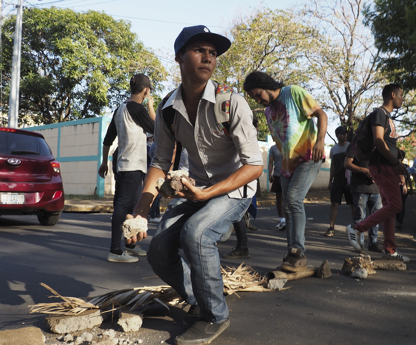 Unga bygger barrikader och samlar stenar för att försvara sig mot regeringsstyrkorna
som lurar bakom hörnet den 19 april i år. Händelserna den dagen
blev startskottet för den rådande sociala och politiska konflikten i Nicaragua.
