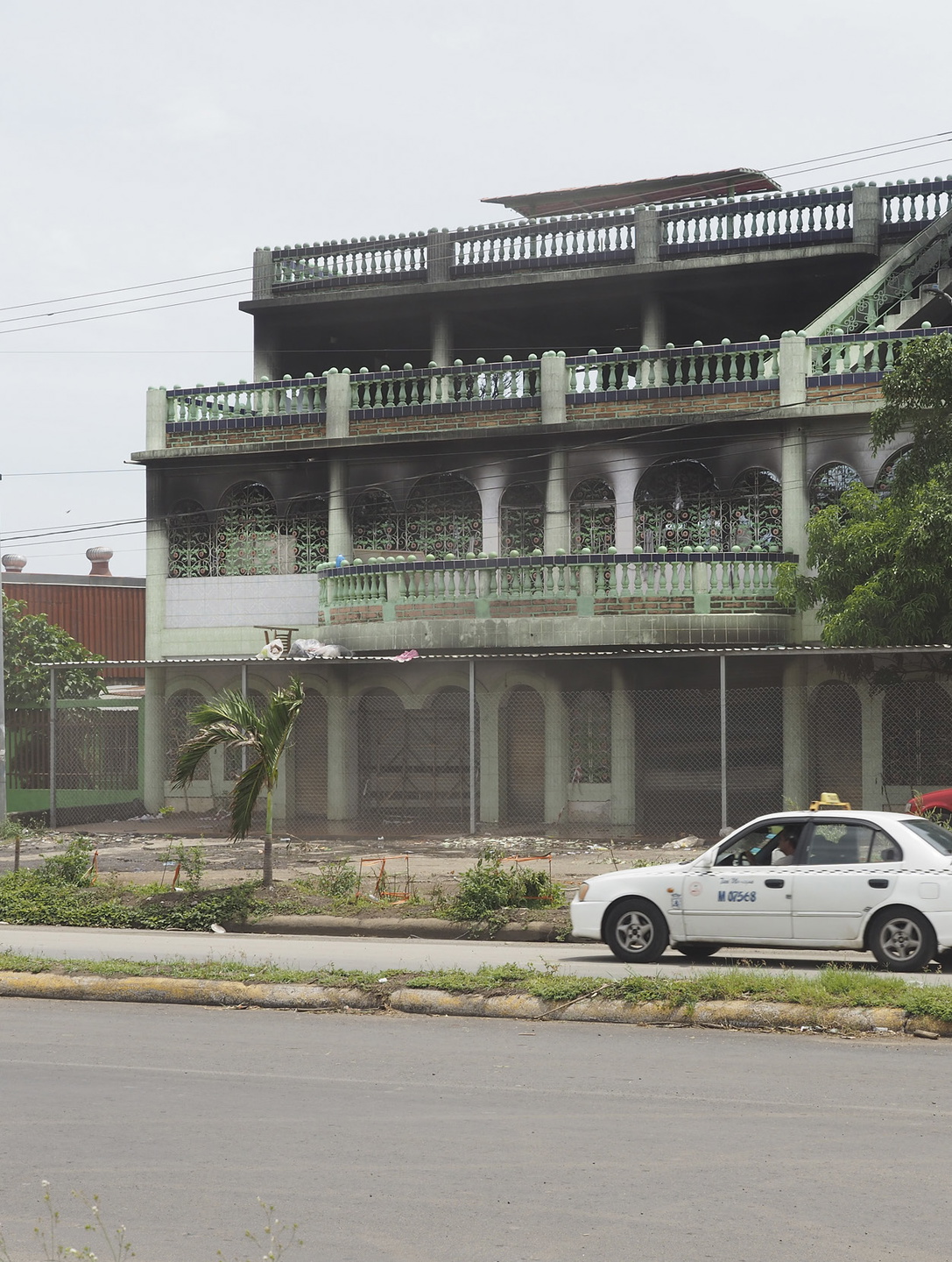 En utbränd byggnad i Managua. Under konfliktens första månader försvarade
de unga de ockuperade universiteten med hemgjorda vapen mot regeringsstyrkorna.