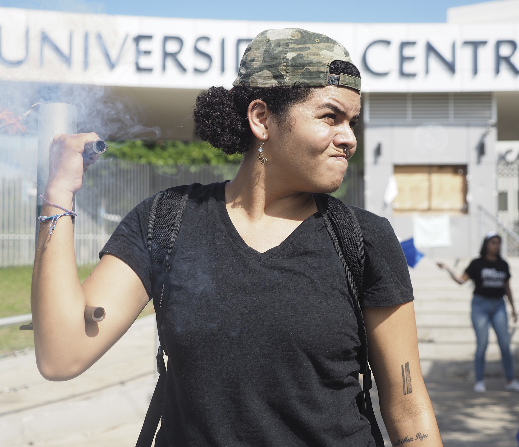 En aktivist utanför det katolska universitetet UCA i Managua. Tusentals aktivister, mestadels unga, har barrikaderat vägar och ockuperat universitet i Nicaragua i år.