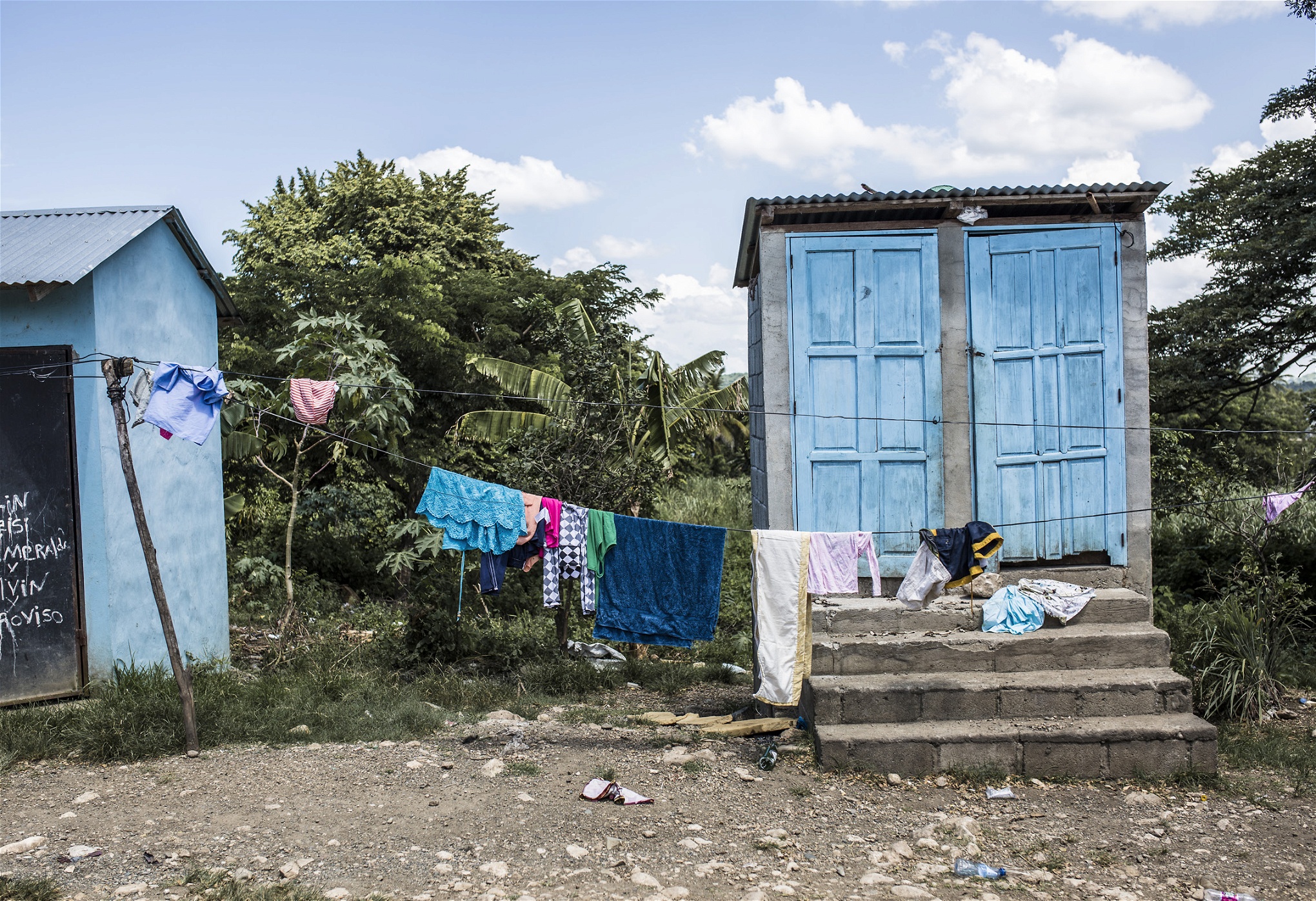 I bateyen La Jabin står toalettskjul utplacerade här och var. Trots den
eländiga situationen där är det ofta värre i andra bateyes, särskilt de
som är statligt ägda, berättar Ulrick Gaillard på Batey Relief Alliance.