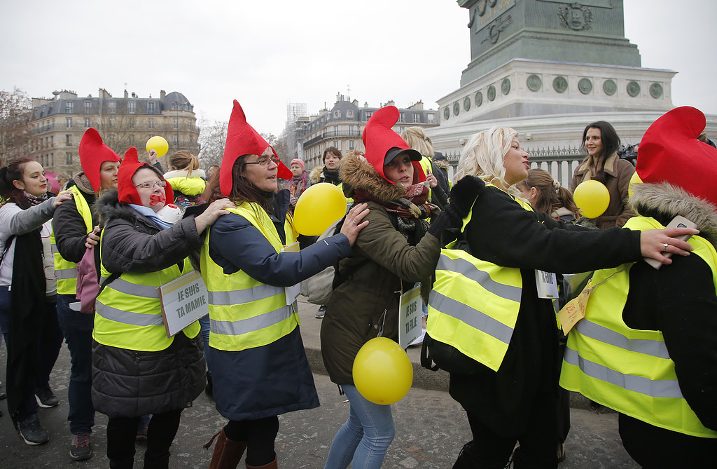 Den 6 januari protesterade kvinnor iförda Gula västar runt om i Frankrike. Många bar röd frihetsmössa, en symbol för den Franska revolutionen. 