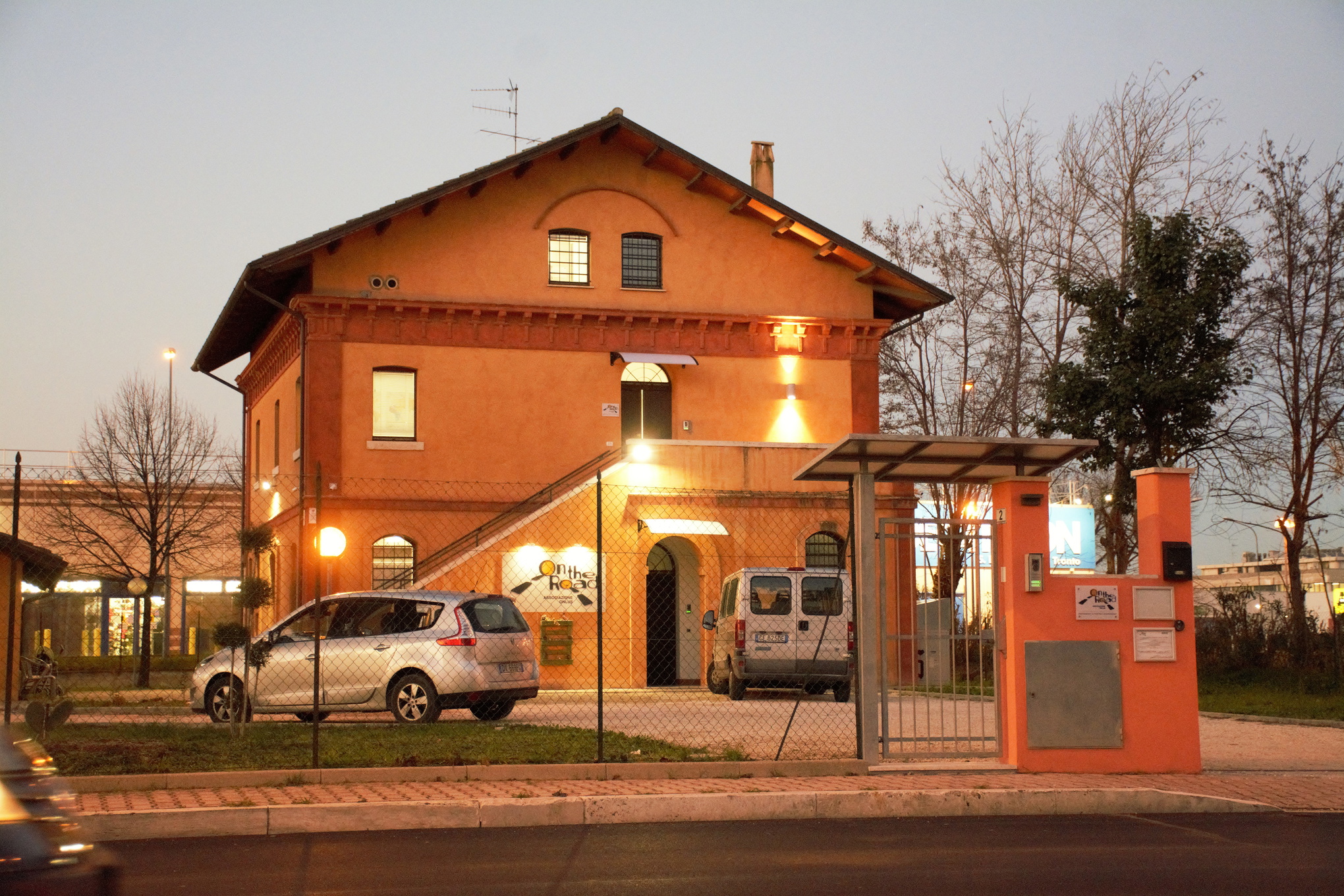 On the Road, Italiens största organisation som arbetar mot människohandel. Sedan 25 år ger de stöd och hjälp åt de kvinnor som tagits till Italien som sexslavar.