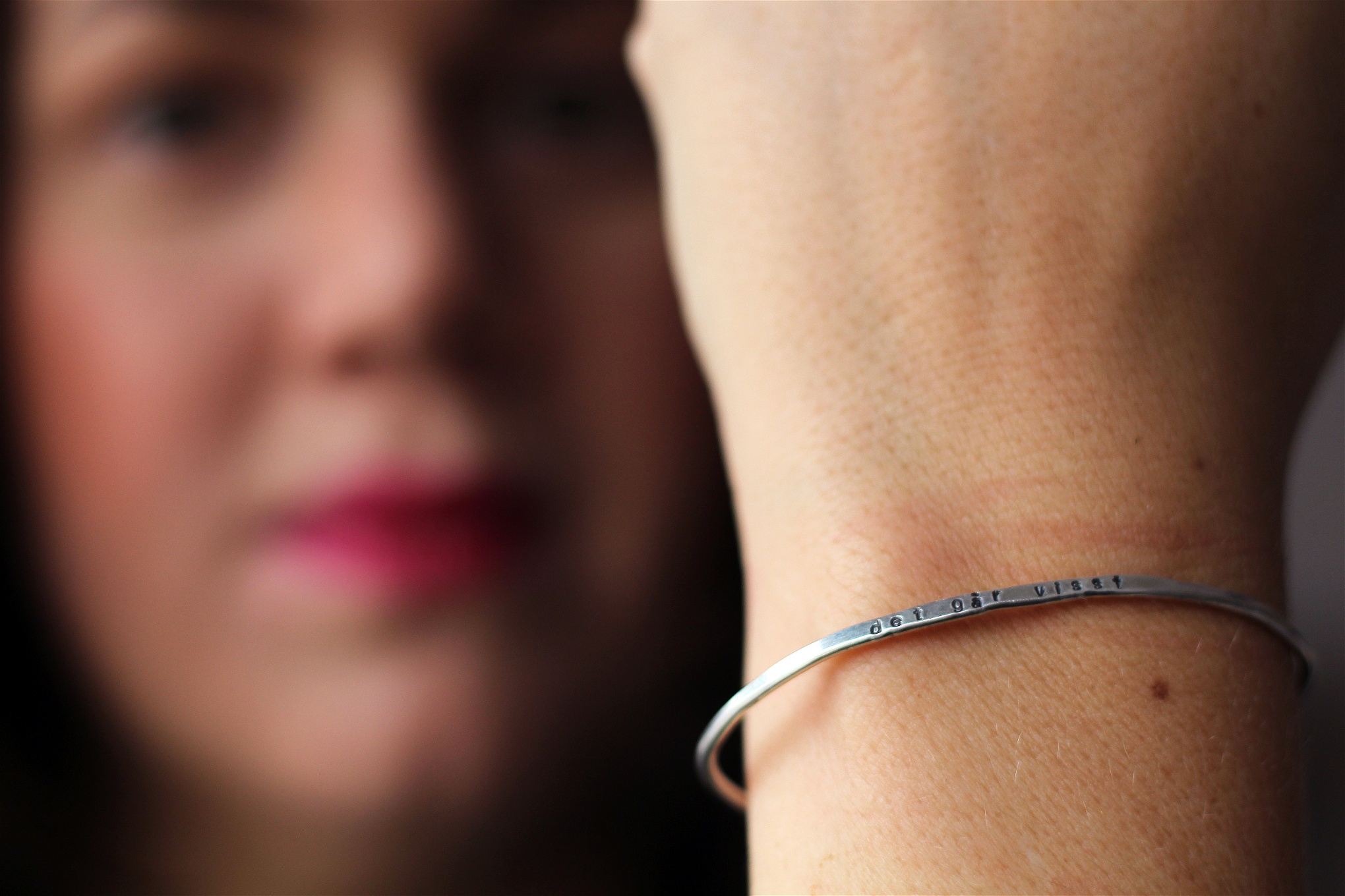Ida Östensson visar upp ett armband ingraverat med vännen och juristen Made­leine Leijonhufvuds motto: ”Det går visst.”