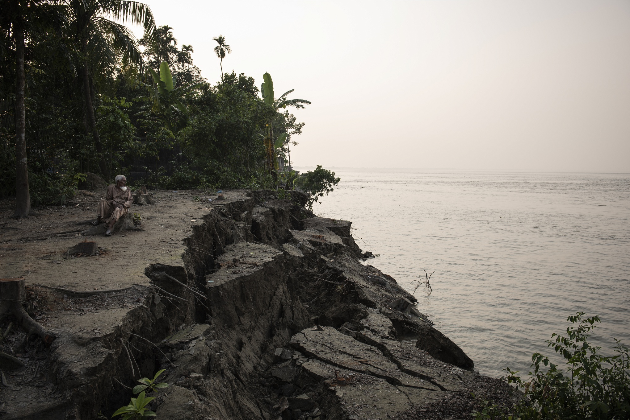 I Padma-floden som rinner förbi Naria har det tidigare legat flera byar som nu helt är försvunna i vattnet.